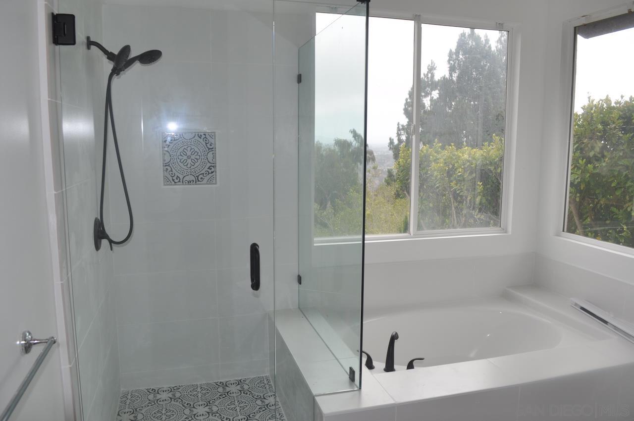 Detail Gallery Image 12 of 26 For 6135  Glenchester Row, La Jolla,  CA 92037 - 4 Beds | 2/1 Baths