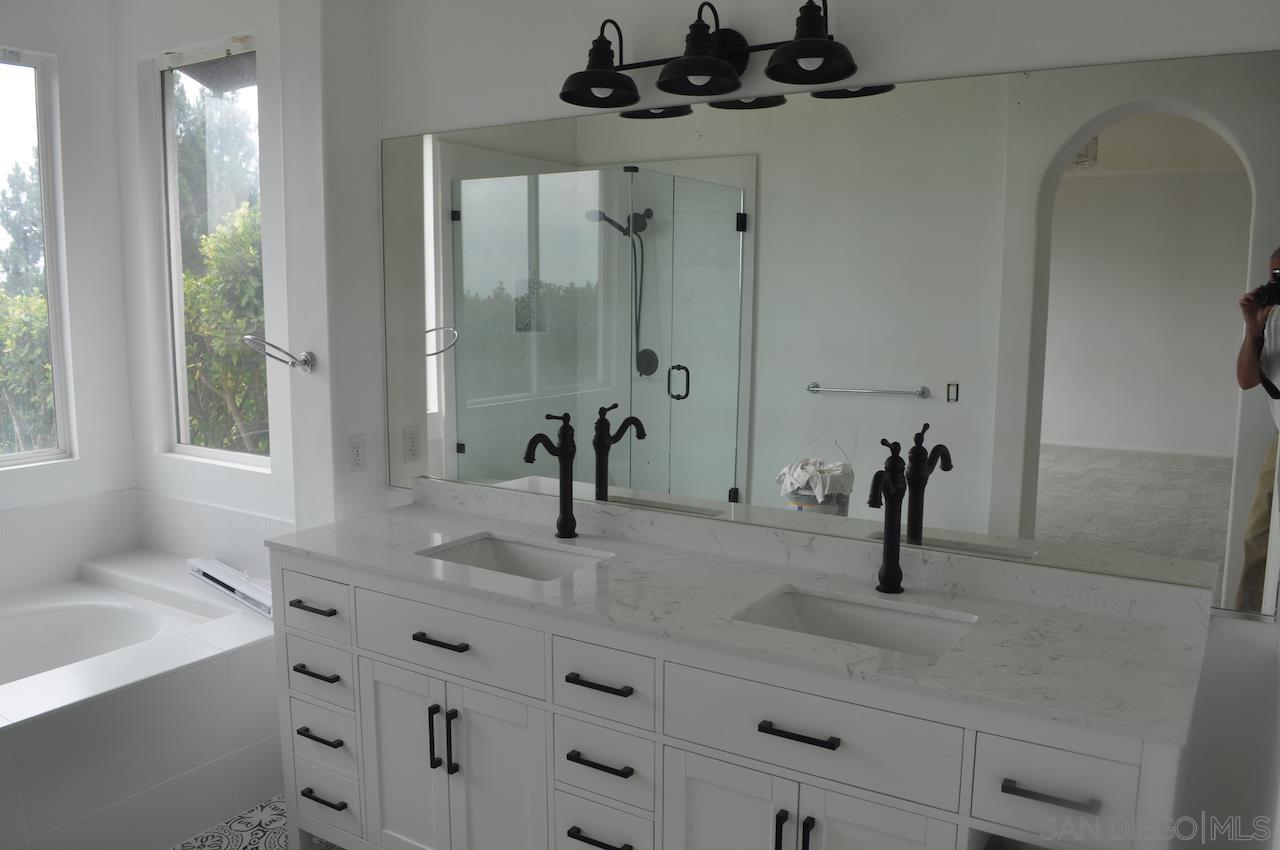 Detail Gallery Image 13 of 26 For 6135  Glenchester Row, La Jolla,  CA 92037 - 4 Beds | 2/1 Baths