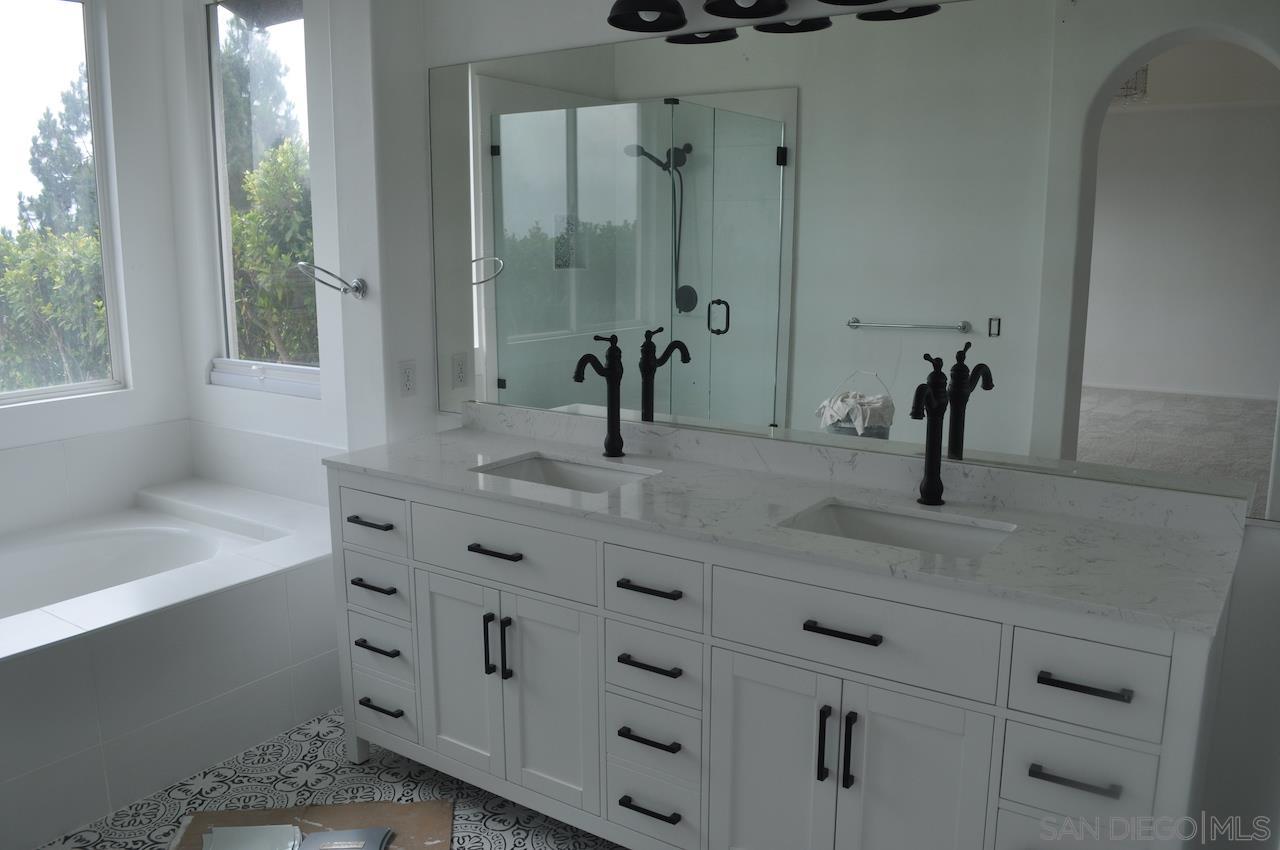 Detail Gallery Image 20 of 26 For 6135  Glenchester Row, La Jolla,  CA 92037 - 4 Beds | 2/1 Baths