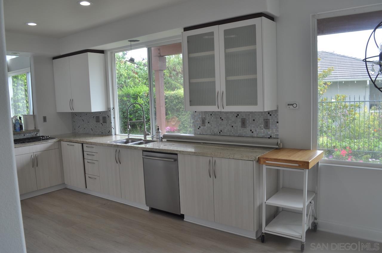 Detail Gallery Image 4 of 26 For 6135  Glenchester Row, La Jolla,  CA 92037 - 4 Beds | 2/1 Baths