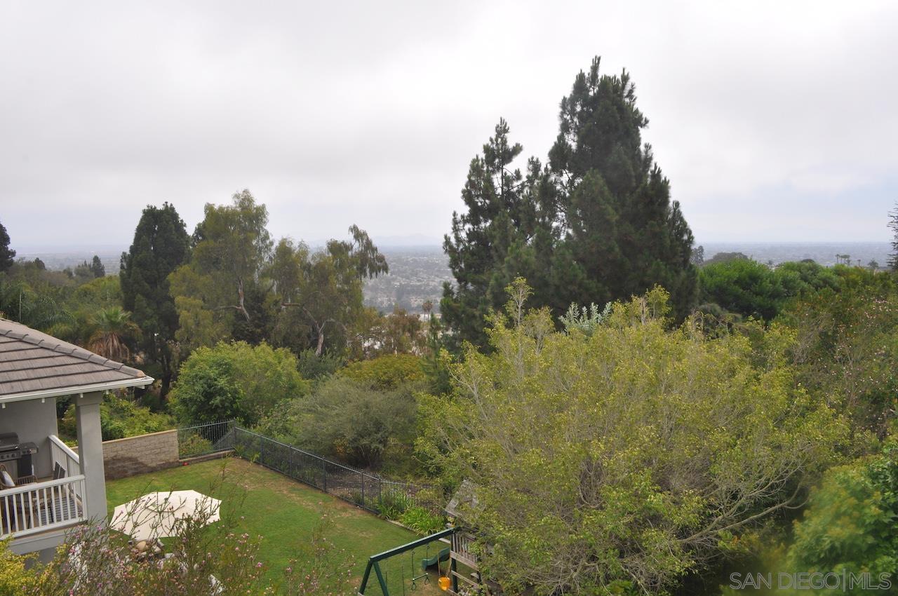 Detail Gallery Image 10 of 26 For 6135  Glenchester Row, La Jolla,  CA 92037 - 4 Beds | 2/1 Baths