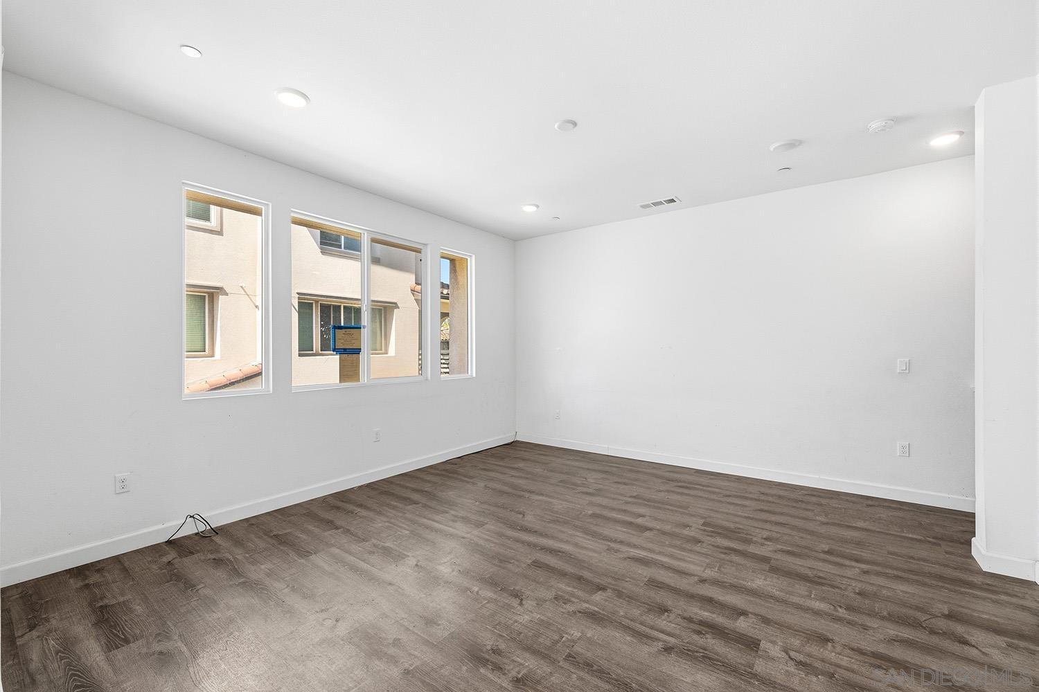 Detail Gallery Image 11 of 44 For 5230  Calle Rockfish  #99,  San Diego,  CA 92154 - 3 Beds | 2/1 Baths