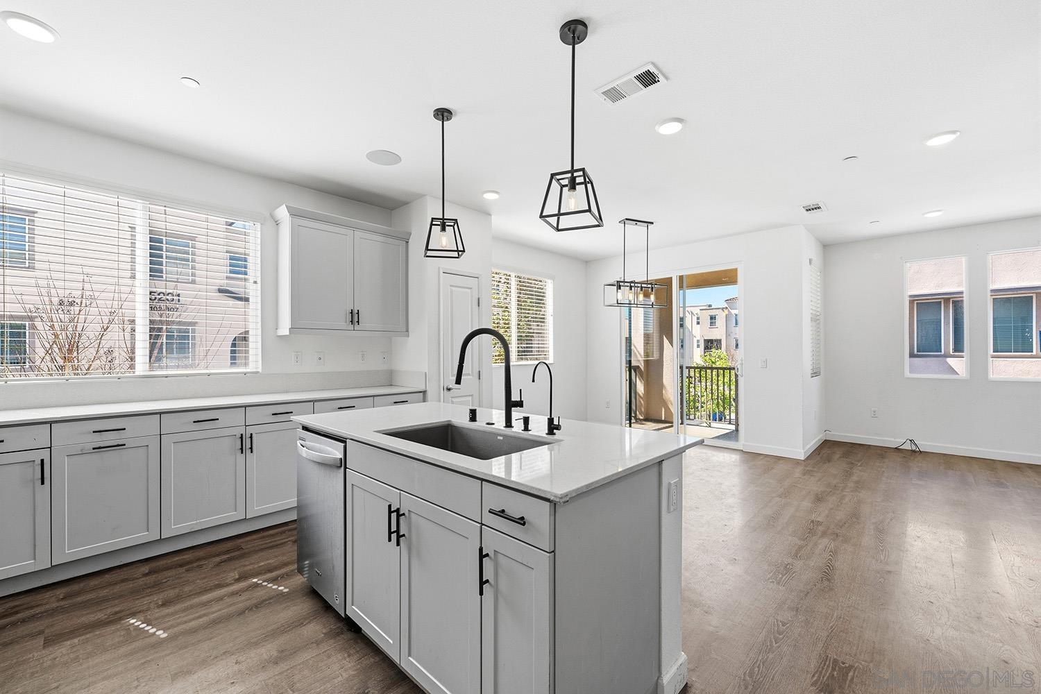 Detail Gallery Image 6 of 44 For 5230  Calle Rockfish  #99,  San Diego,  CA 92154 - 3 Beds | 2/1 Baths