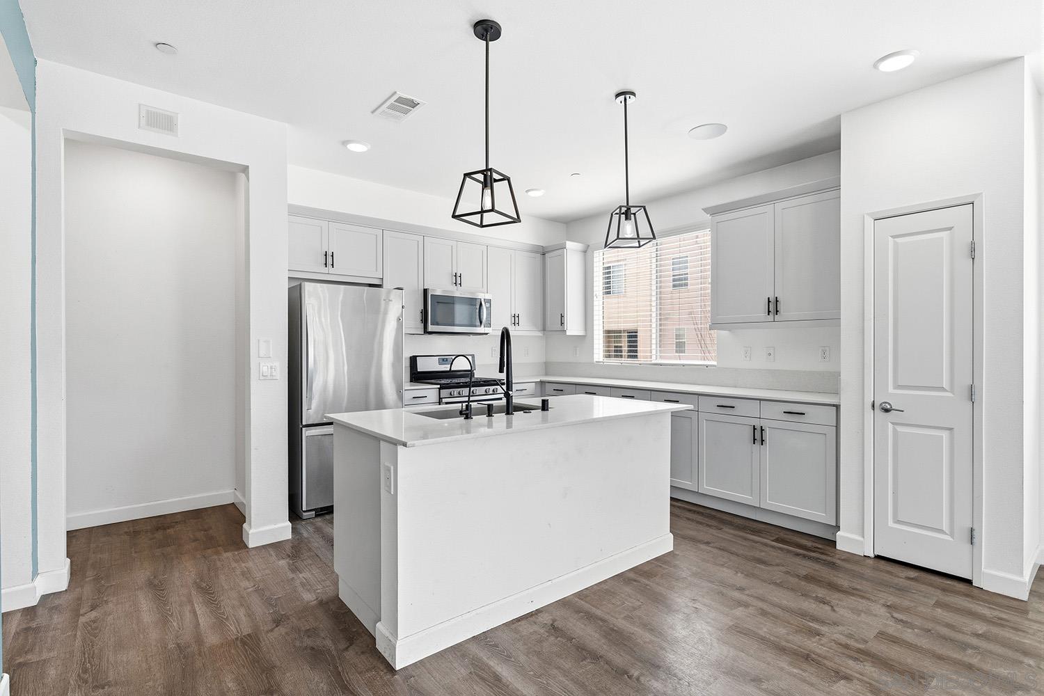 Detail Gallery Image 7 of 44 For 5230  Calle Rockfish  #99,  San Diego,  CA 92154 - 3 Beds | 2/1 Baths