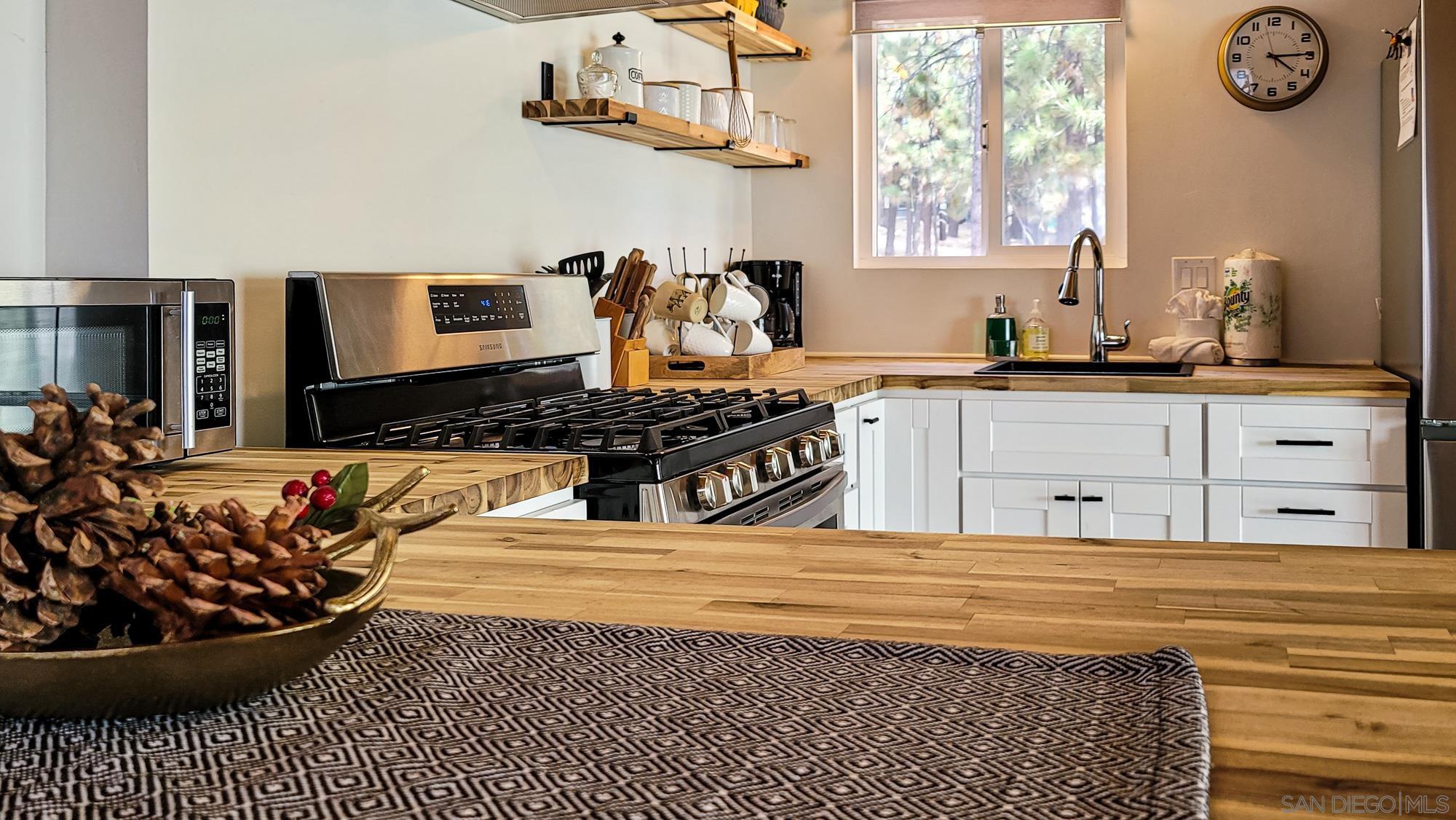 Detail Gallery Image 8 of 36 For 777  Iris Dr, Big Bear Lake,  CA 92315 - 2 Beds | 1 Baths