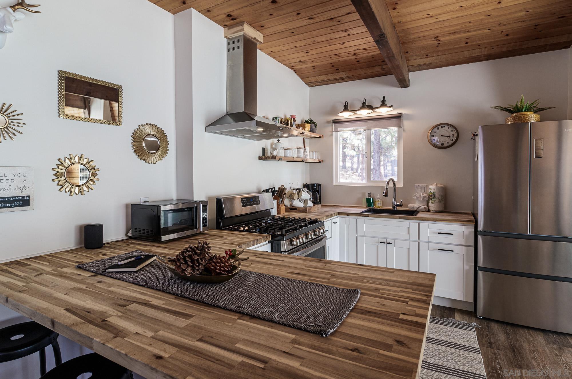 Detail Gallery Image 9 of 36 For 777  Iris Dr, Big Bear Lake,  CA 92315 - 2 Beds | 1 Baths