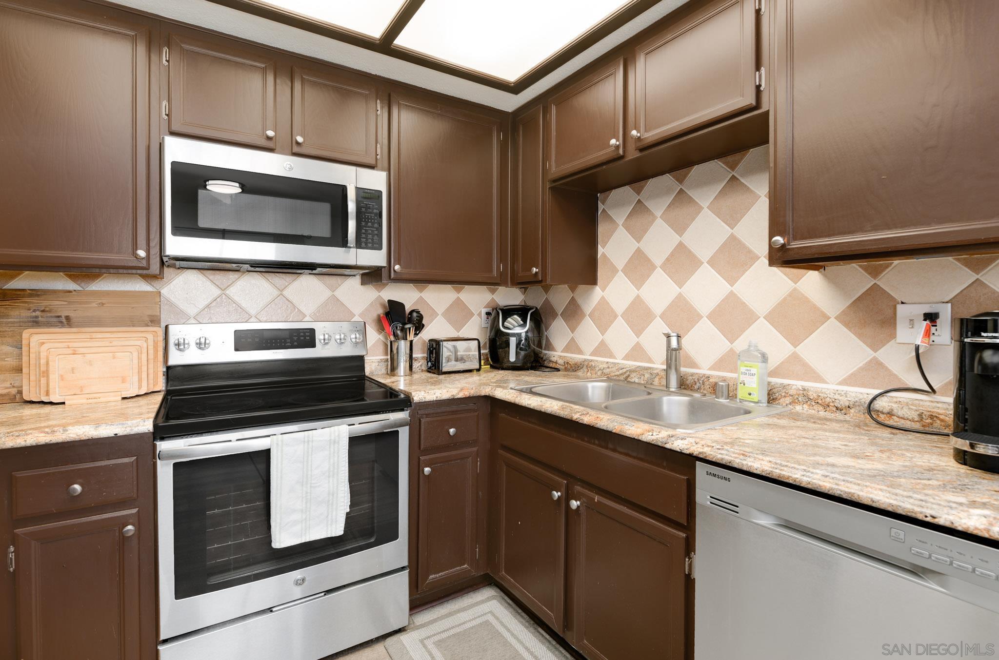 Detail Gallery Image 10 of 28 For 12650  Lakeshore Dr  #149,  Lakeside,  CA 92040 - 2 Beds | 2 Baths