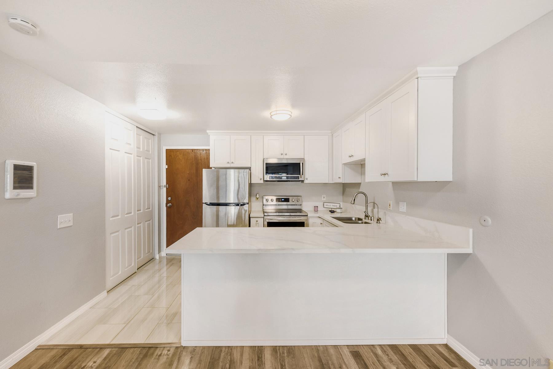 Detail Gallery Image 4 of 28 For 8308  Regents Rd  1h,  San Diego,  CA 92122 - 2 Beds | 1 Baths