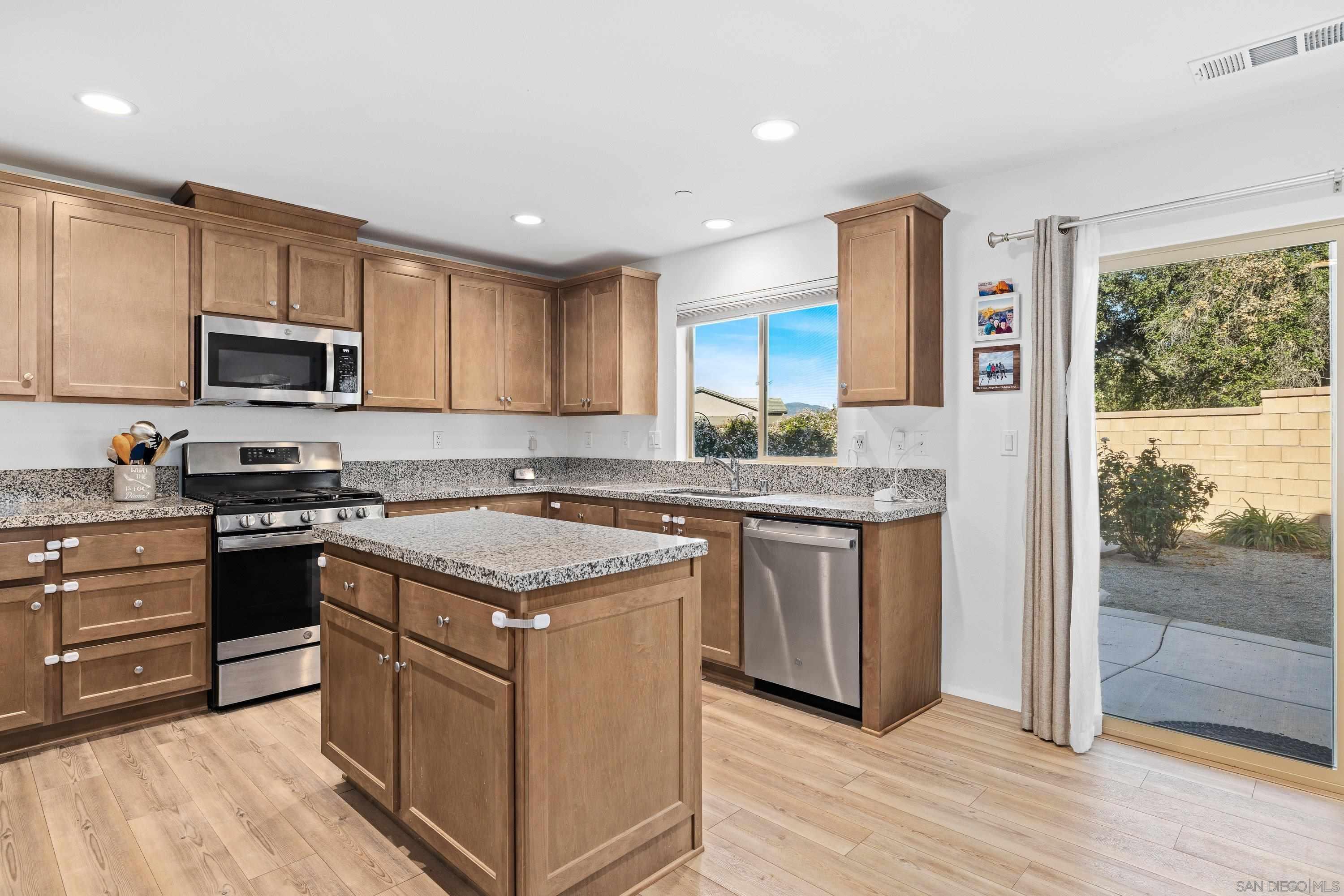 Detail Gallery Image 5 of 57 For 24060  Raptor Way, Lake Elsinore,  CA 92532 - 4 Beds | 2/1 Baths