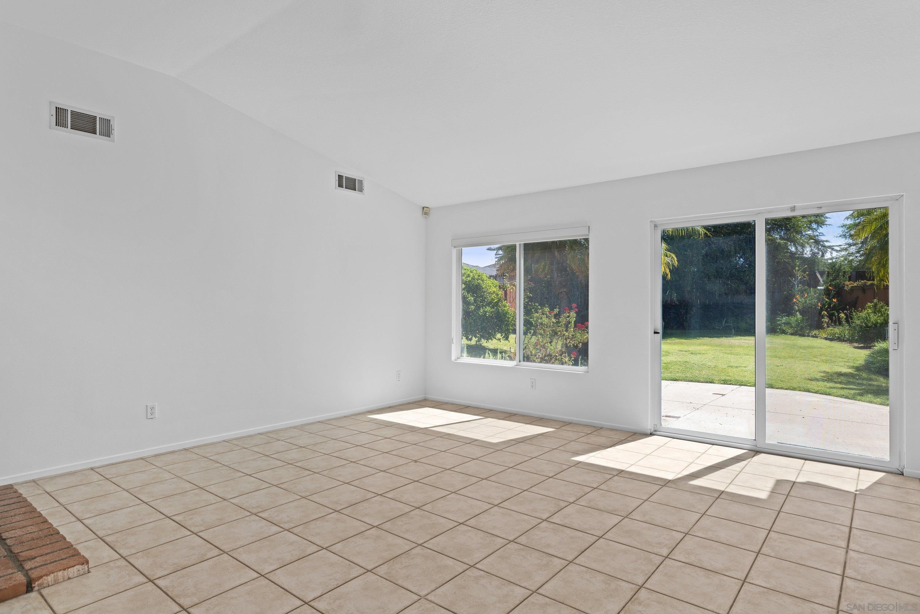 Detail Gallery Image 8 of 46 For 5761  Spur Ave, Oceanside,  CA 92057 - 4 Beds | 2 Baths