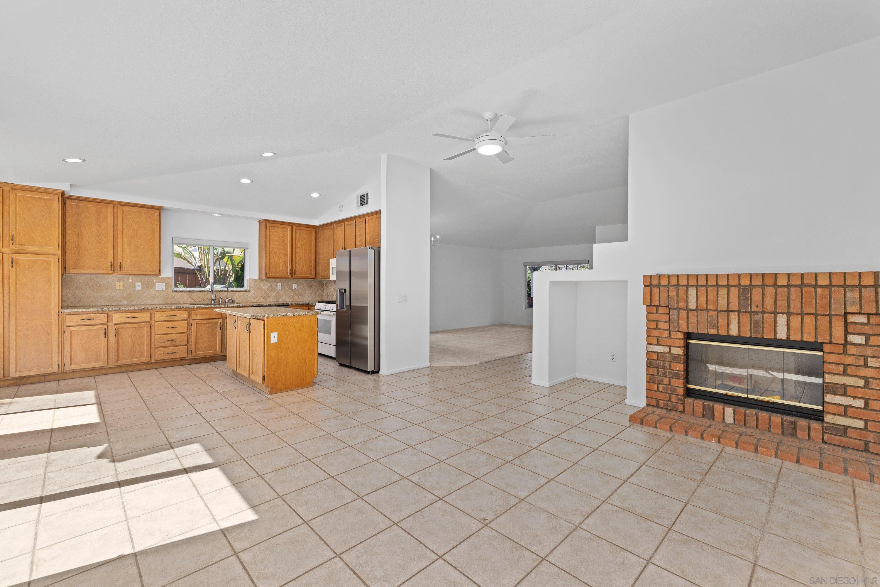 Detail Gallery Image 10 of 46 For 5761  Spur Ave, Oceanside,  CA 92057 - 4 Beds | 2 Baths