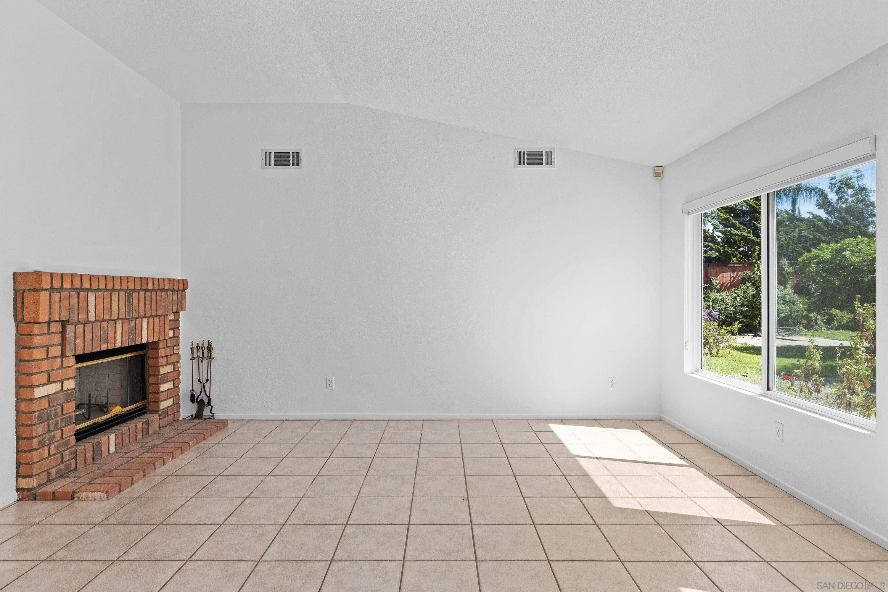 Detail Gallery Image 11 of 46 For 5761  Spur Ave, Oceanside,  CA 92057 - 4 Beds | 2 Baths