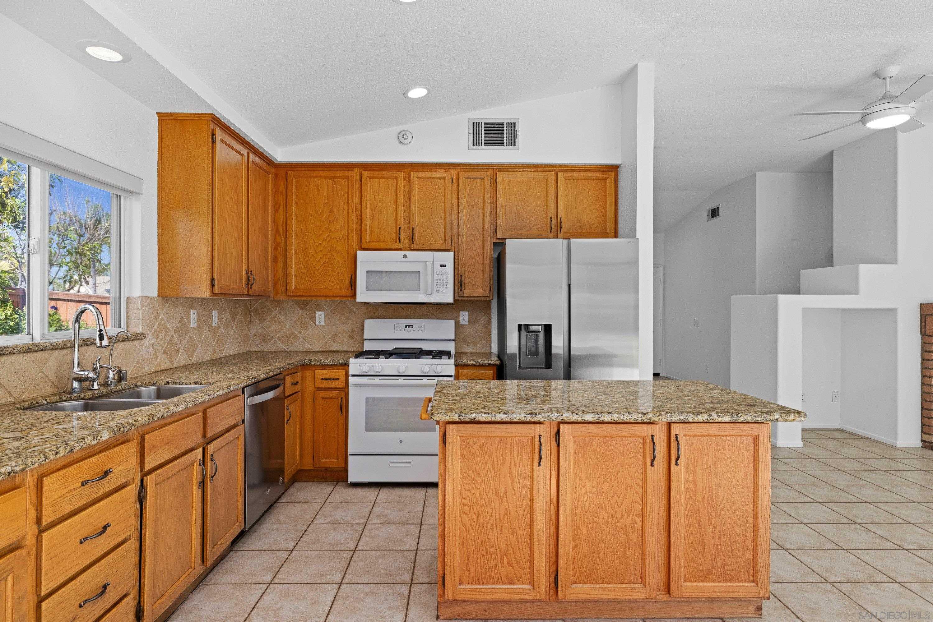 Detail Gallery Image 13 of 46 For 5761  Spur Ave, Oceanside,  CA 92057 - 4 Beds | 2 Baths