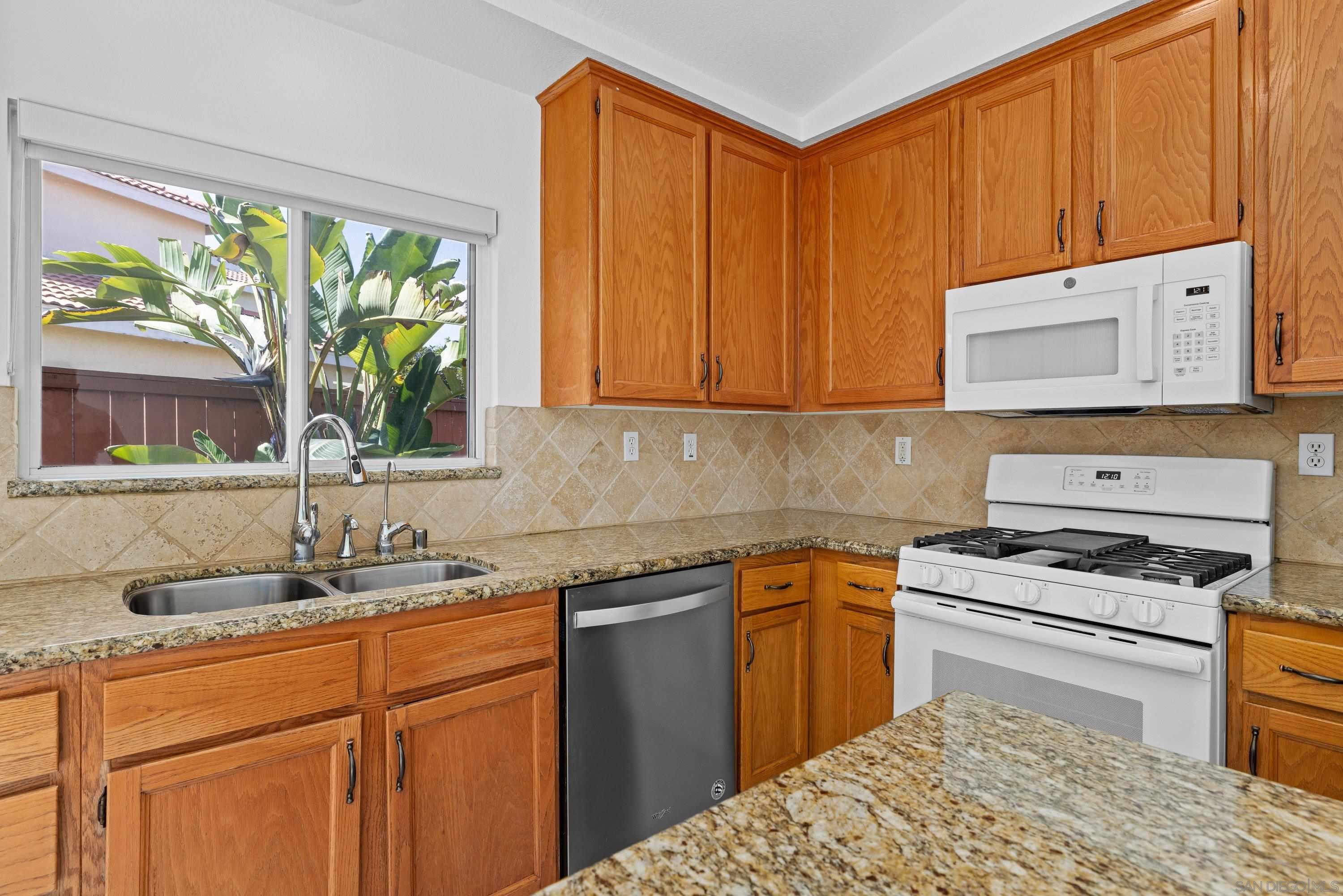 Detail Gallery Image 14 of 46 For 5761  Spur Ave, Oceanside,  CA 92057 - 4 Beds | 2 Baths