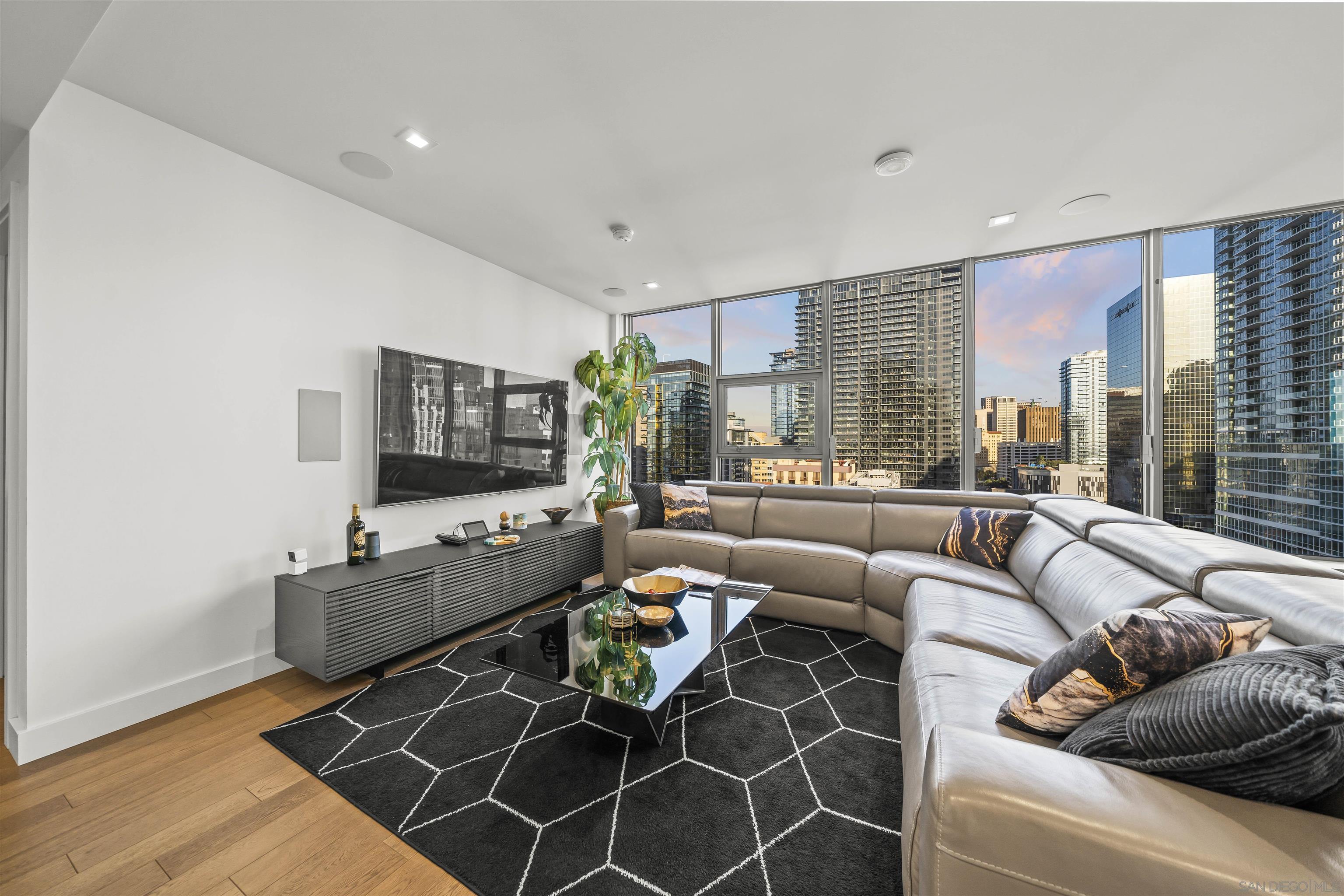 Detail Gallery Image 6 of 48 For 1388  Kettner Blvd  #1706,  San Diego,  CA 92101 - 2 Beds | 2 Baths