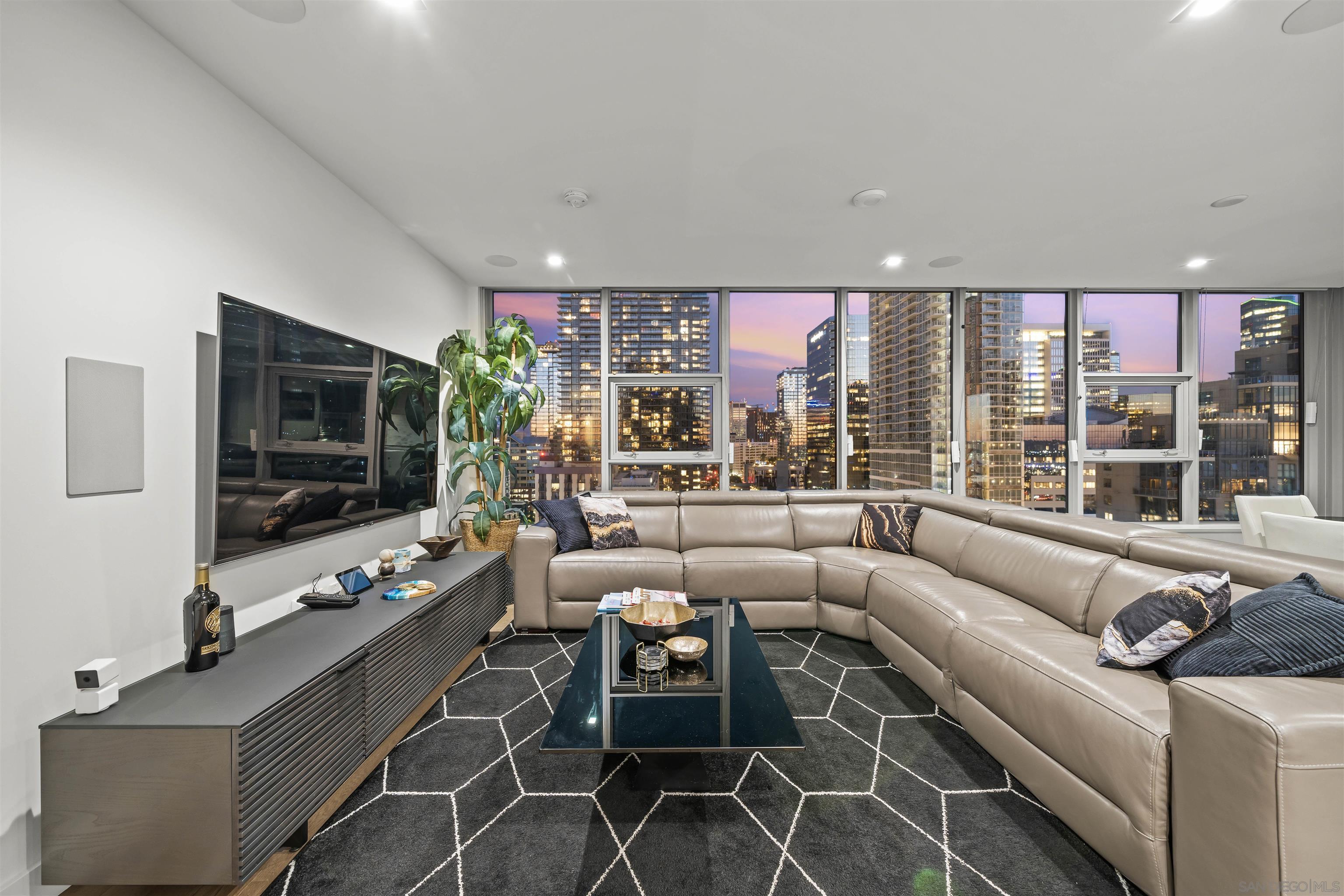 Detail Gallery Image 7 of 48 For 1388  Kettner Blvd  #1706,  San Diego,  CA 92101 - 2 Beds | 2 Baths