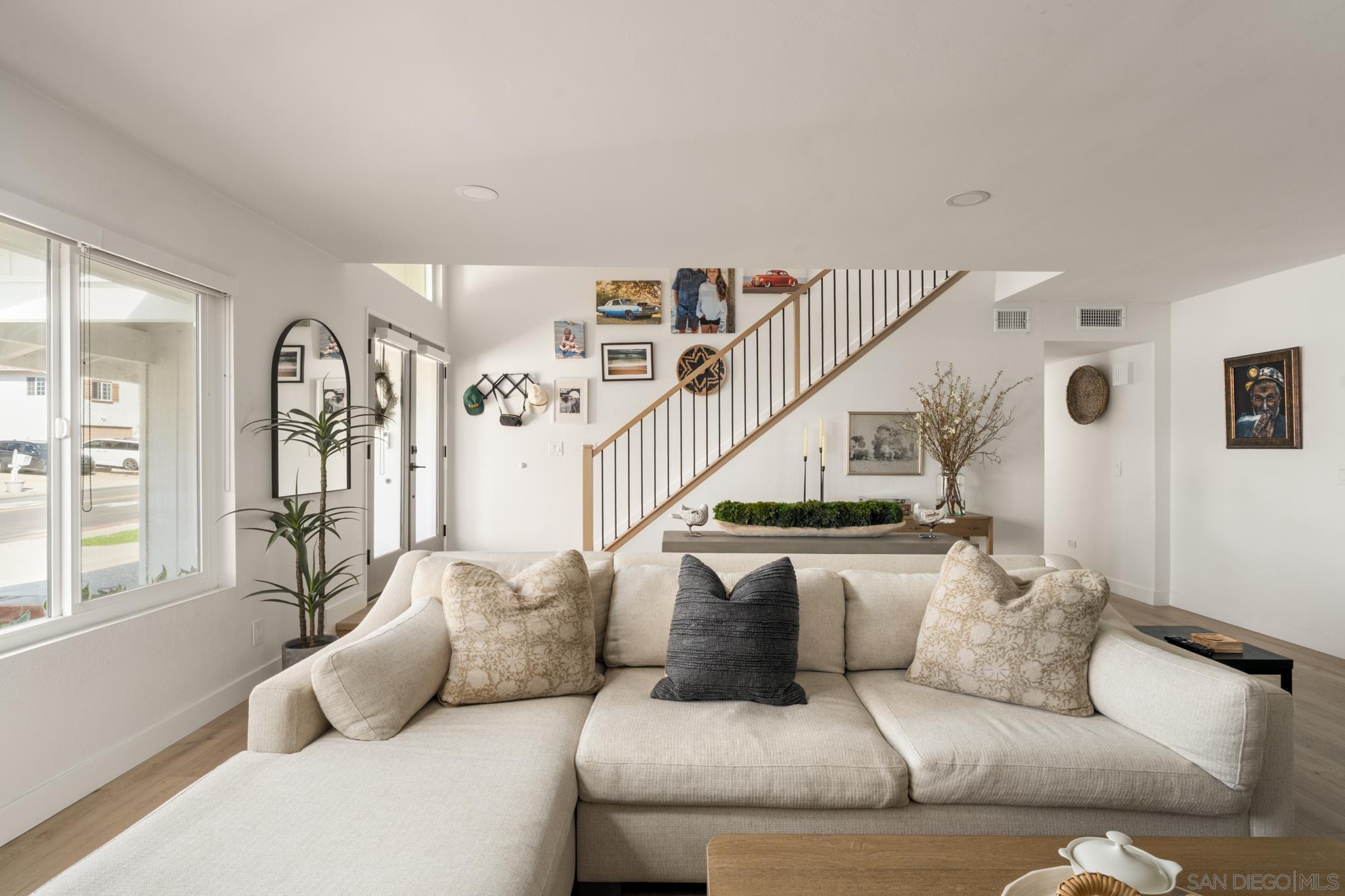 Detail Gallery Image 3 of 36 For 2927  Levante St, Carlsbad,  CA 92009 - 4 Beds | 2/1 Baths