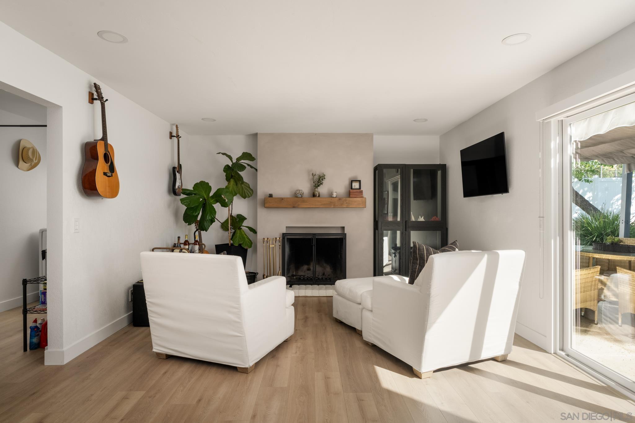 Detail Gallery Image 6 of 36 For 2927  Levante St, Carlsbad,  CA 92009 - 4 Beds | 2/1 Baths