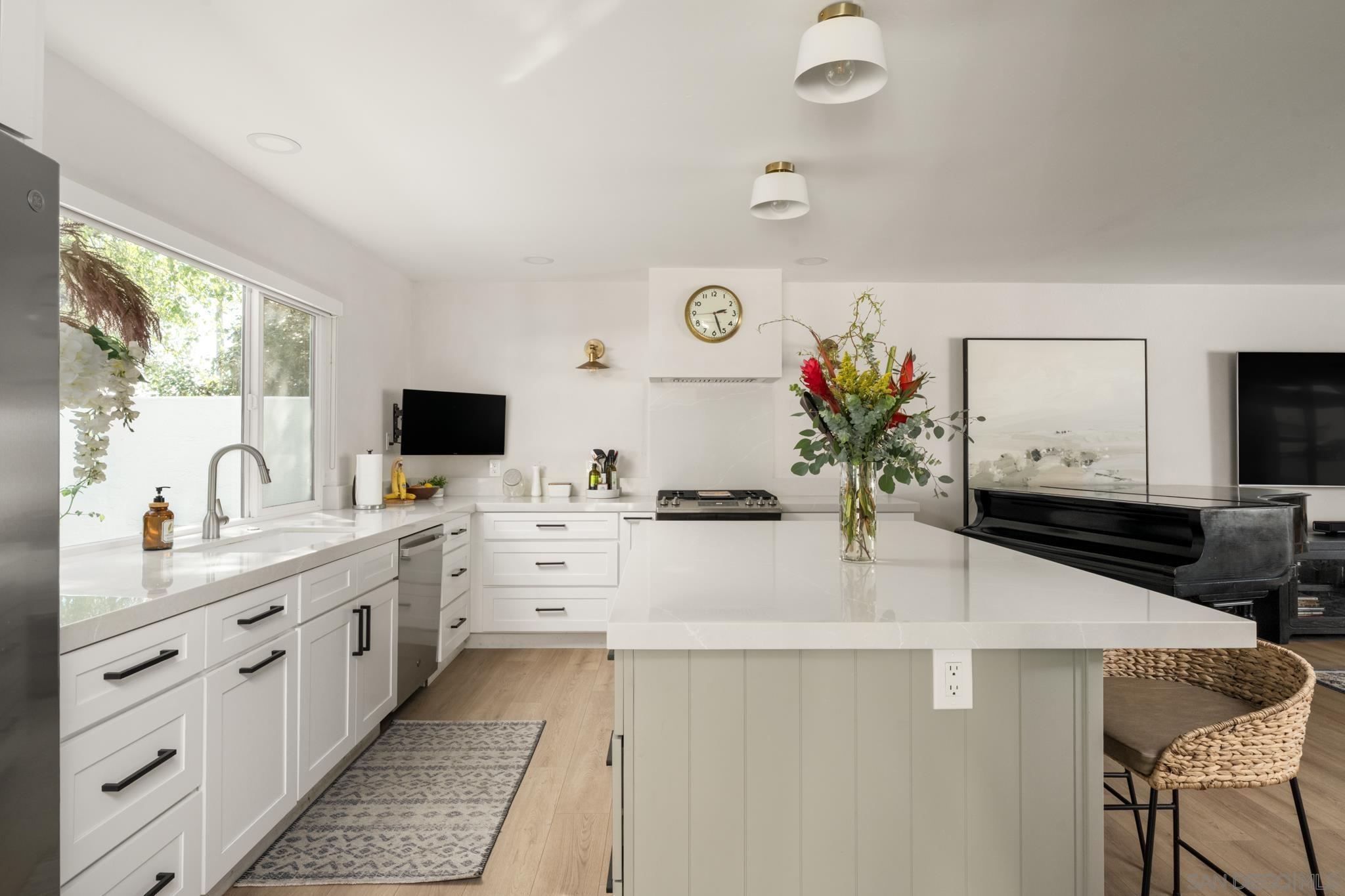 Detail Gallery Image 8 of 36 For 2927  Levante St, Carlsbad,  CA 92009 - 4 Beds | 2/1 Baths