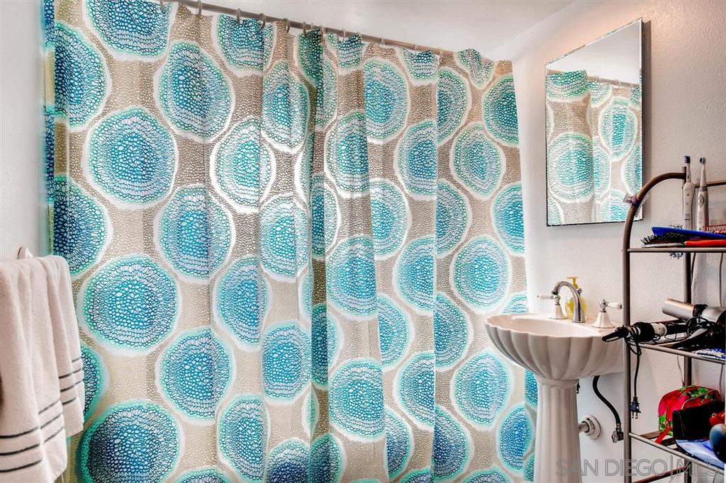 Detail Gallery Image 8 of 10 For 4052  Tennyson Street  Terrace Level, San Diego,  CA 92107 - 3 Beds | 1 Baths