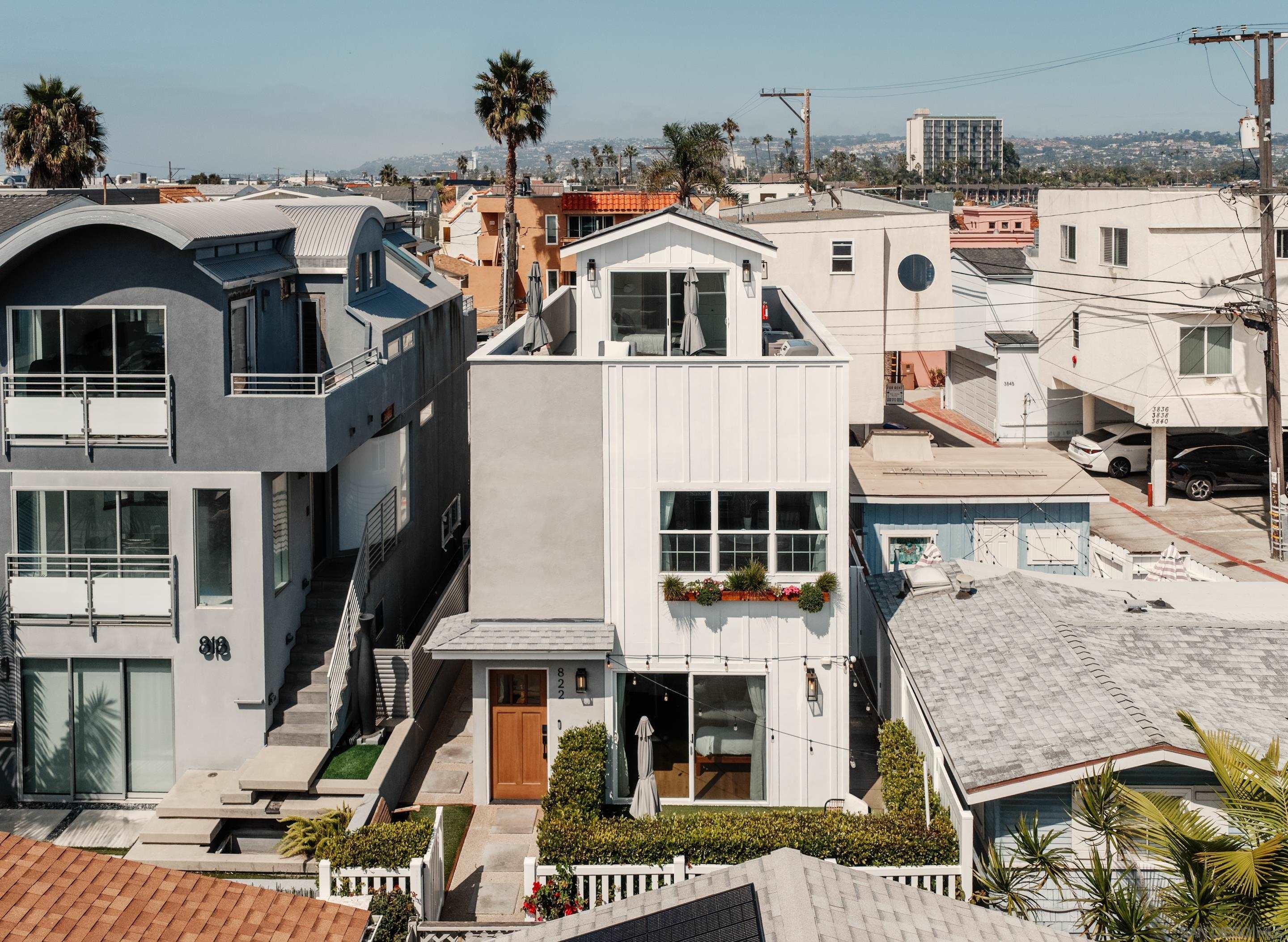 Detail Gallery Image 2 of 28 For 822  Seagirt Ct, San Diego,  CA 92109 - 3 Beds | 3 Baths