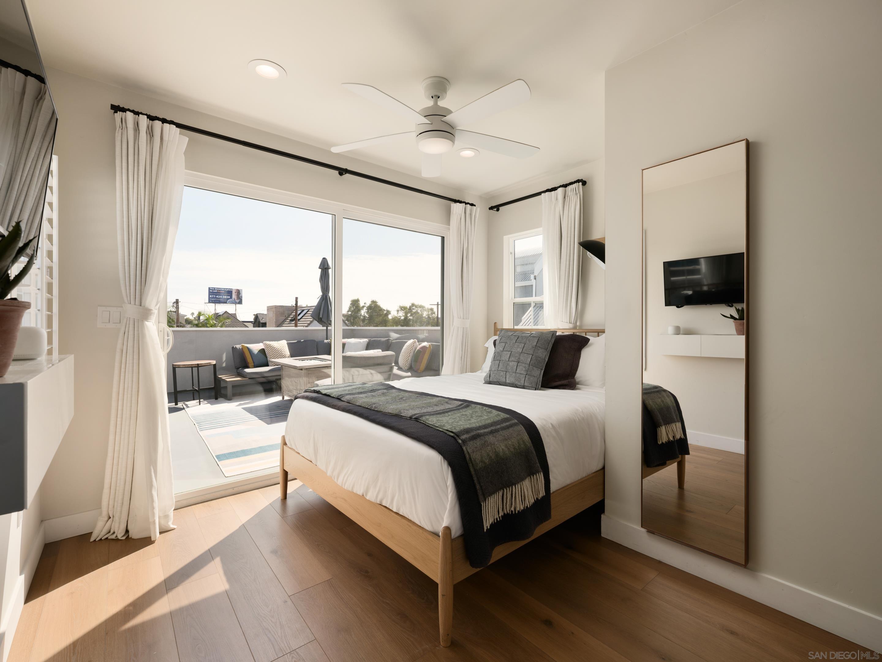 Detail Gallery Image 14 of 28 For 822  Seagirt Ct, San Diego,  CA 92109 - 3 Beds | 3 Baths