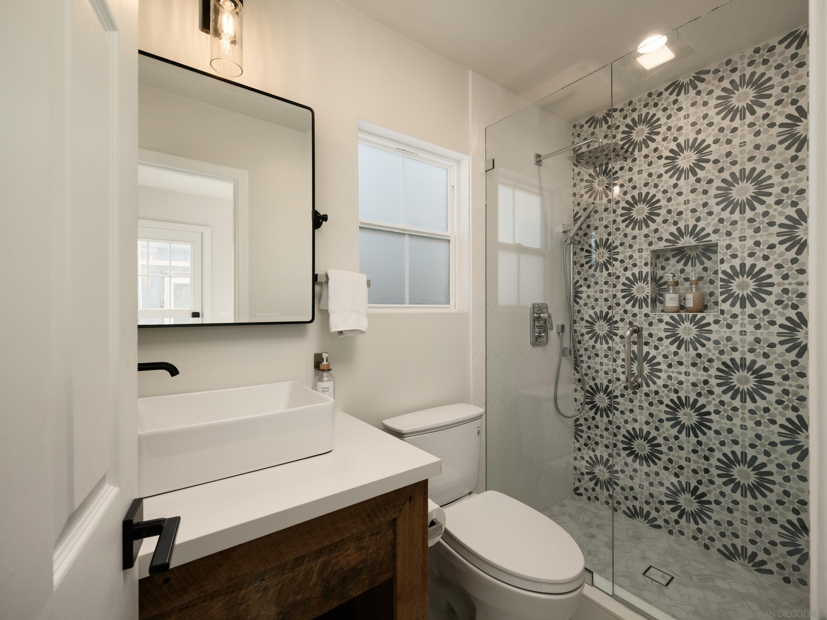 Detail Gallery Image 15 of 28 For 822  Seagirt Ct, San Diego,  CA 92109 - 3 Beds | 3 Baths