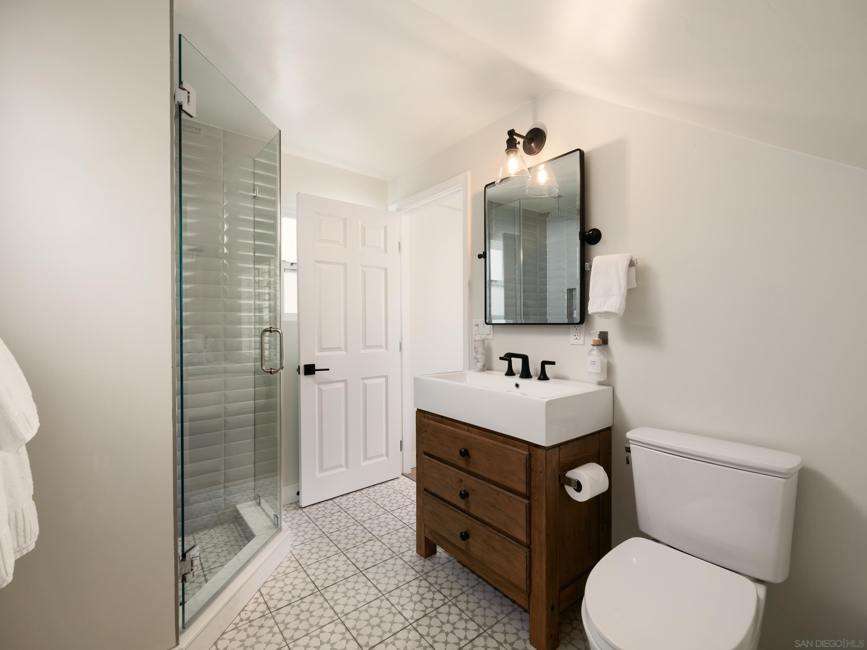 Detail Gallery Image 17 of 28 For 822  Seagirt Ct, San Diego,  CA 92109 - 3 Beds | 3 Baths