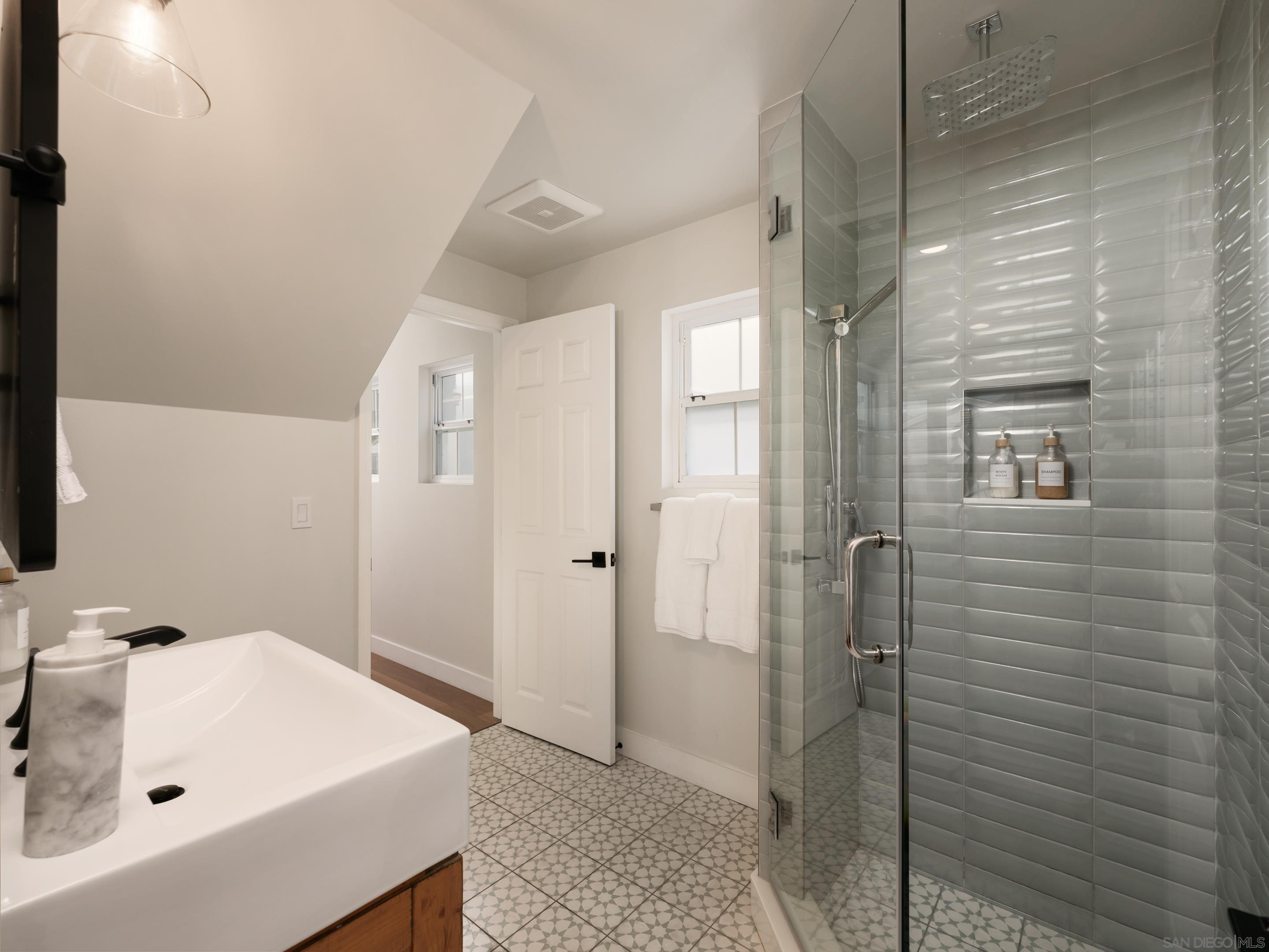 Detail Gallery Image 18 of 28 For 822  Seagirt Ct, San Diego,  CA 92109 - 3 Beds | 3 Baths