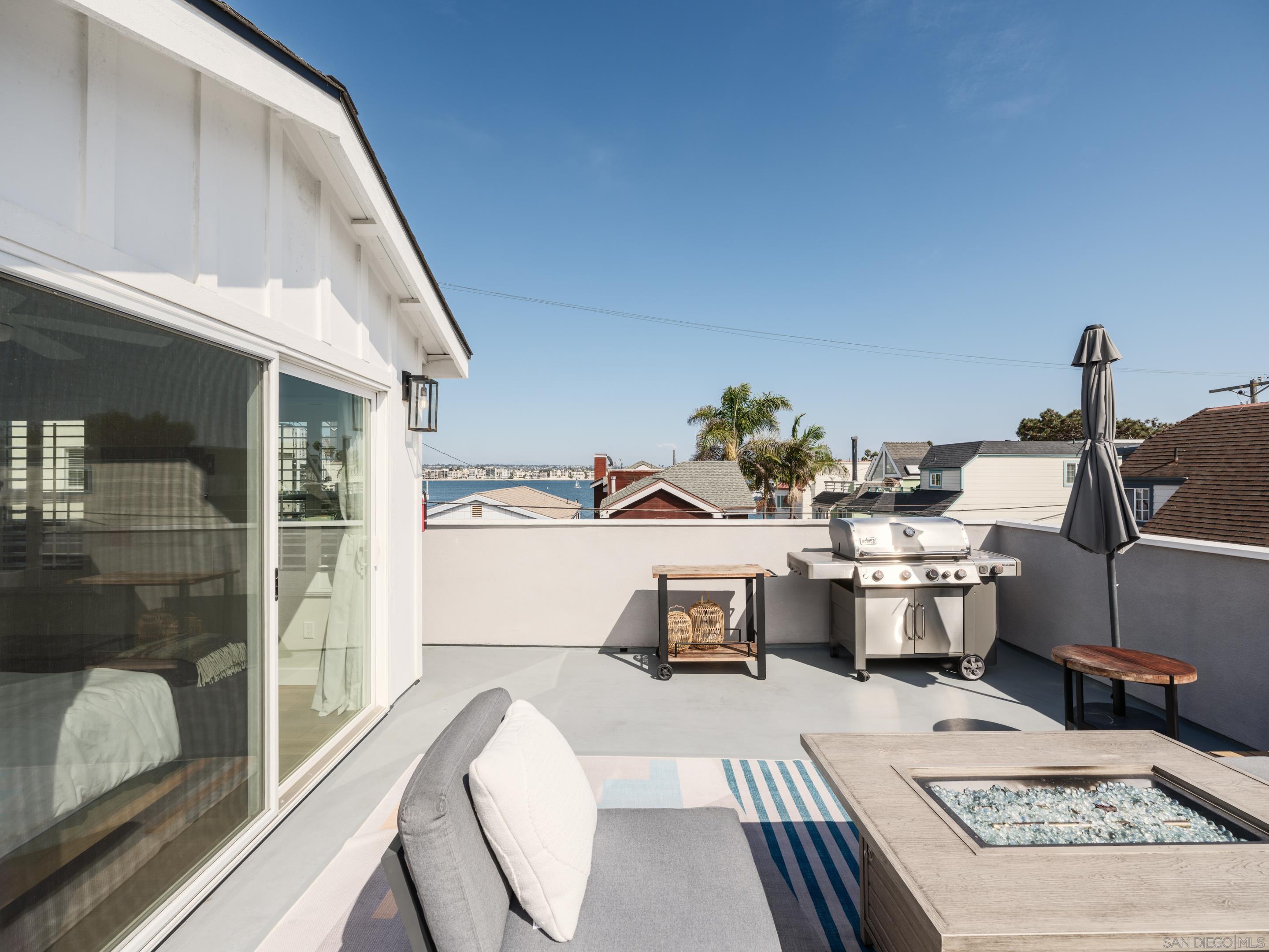 Detail Gallery Image 22 of 28 For 822  Seagirt Ct, San Diego,  CA 92109 - 3 Beds | 3 Baths