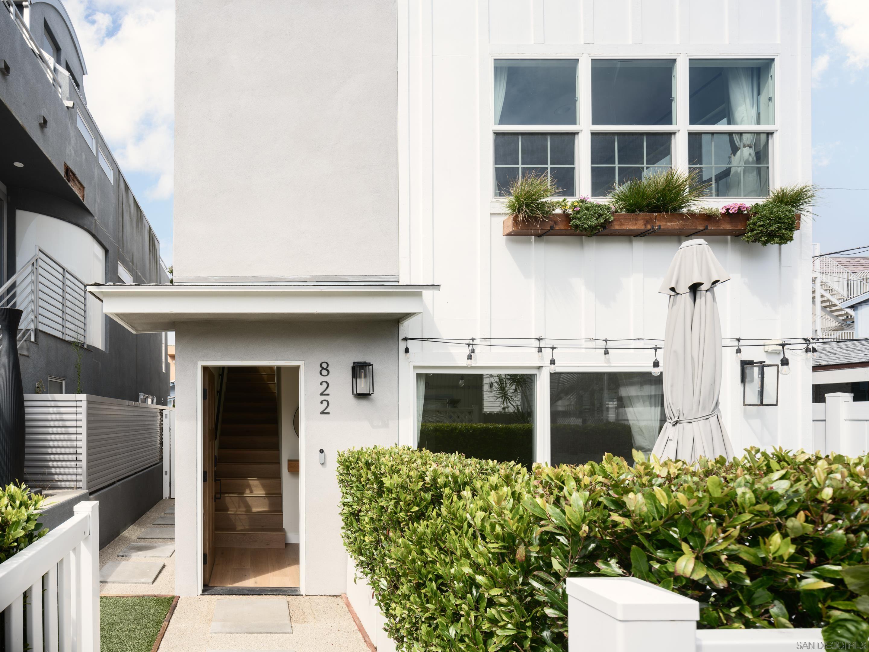 Detail Gallery Image 4 of 28 For 822  Seagirt Ct, San Diego,  CA 92109 - 3 Beds | 3 Baths