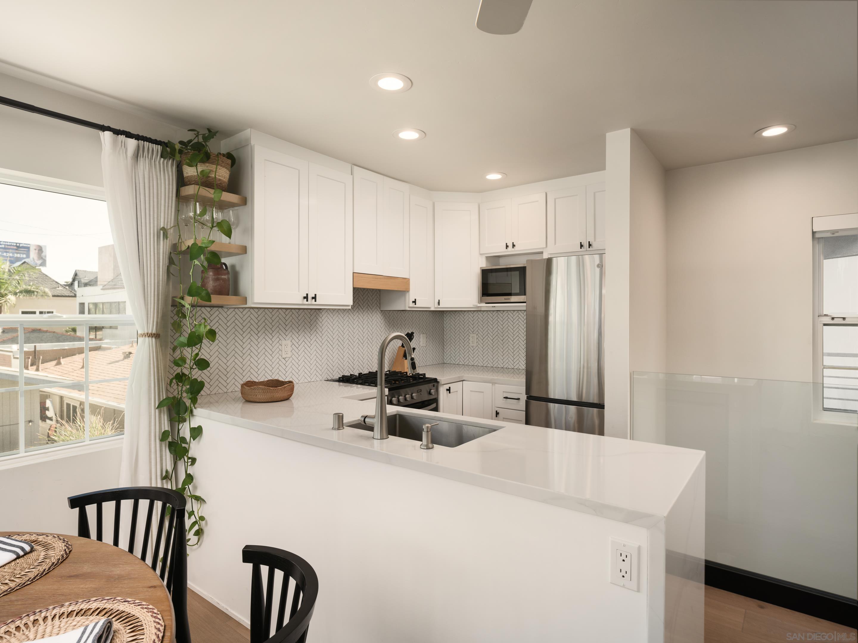 Detail Gallery Image 7 of 28 For 822  Seagirt Ct, San Diego,  CA 92109 - 3 Beds | 3 Baths