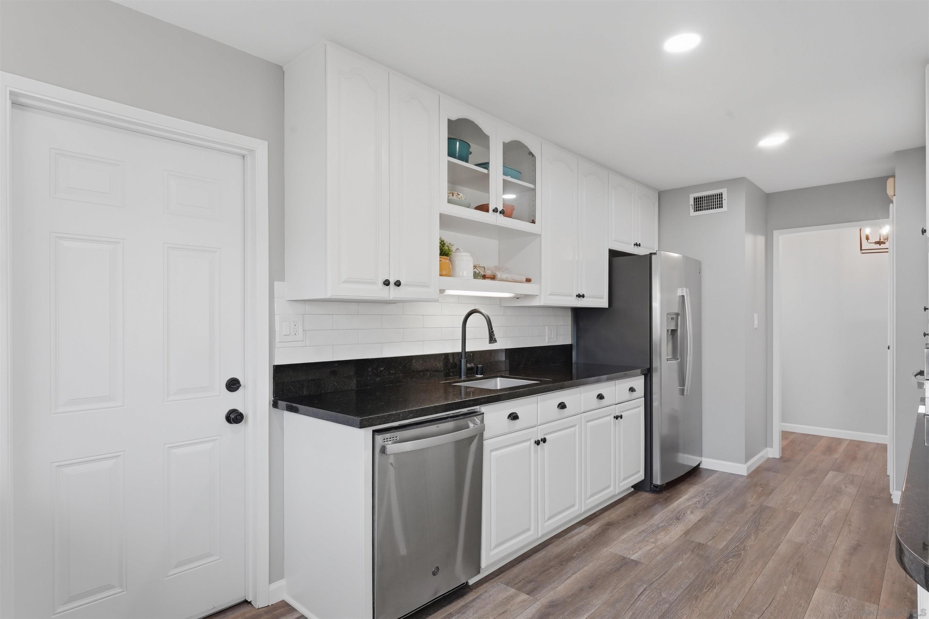 Detail Gallery Image 13 of 53 For 8182  Beaver Lake Dr, San Diego,  CA 92119 - 3 Beds | 2 Baths