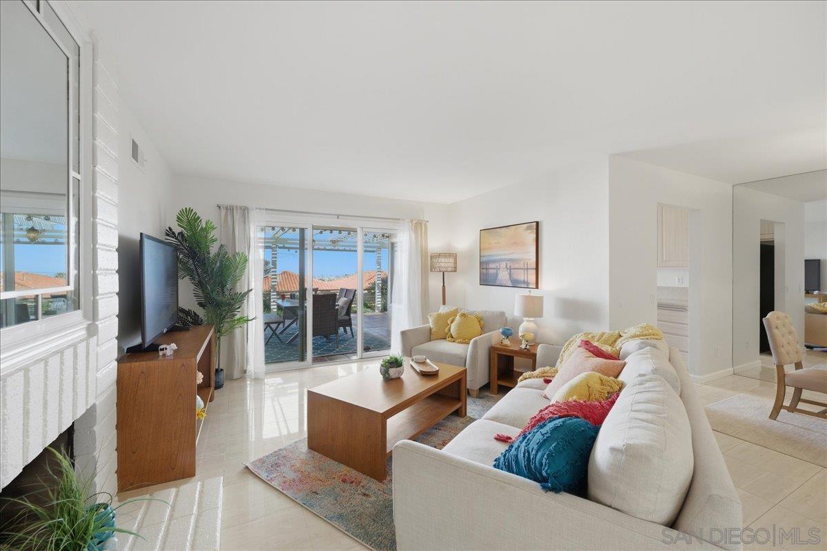 Detail Gallery Image 4 of 27 For 6733  Hyacinth, Carlsbad,  CA 92011 - 2 Beds | 2 Baths