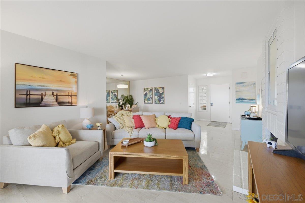 Detail Gallery Image 6 of 27 For 6733  Hyacinth, Carlsbad,  CA 92011 - 2 Beds | 2 Baths