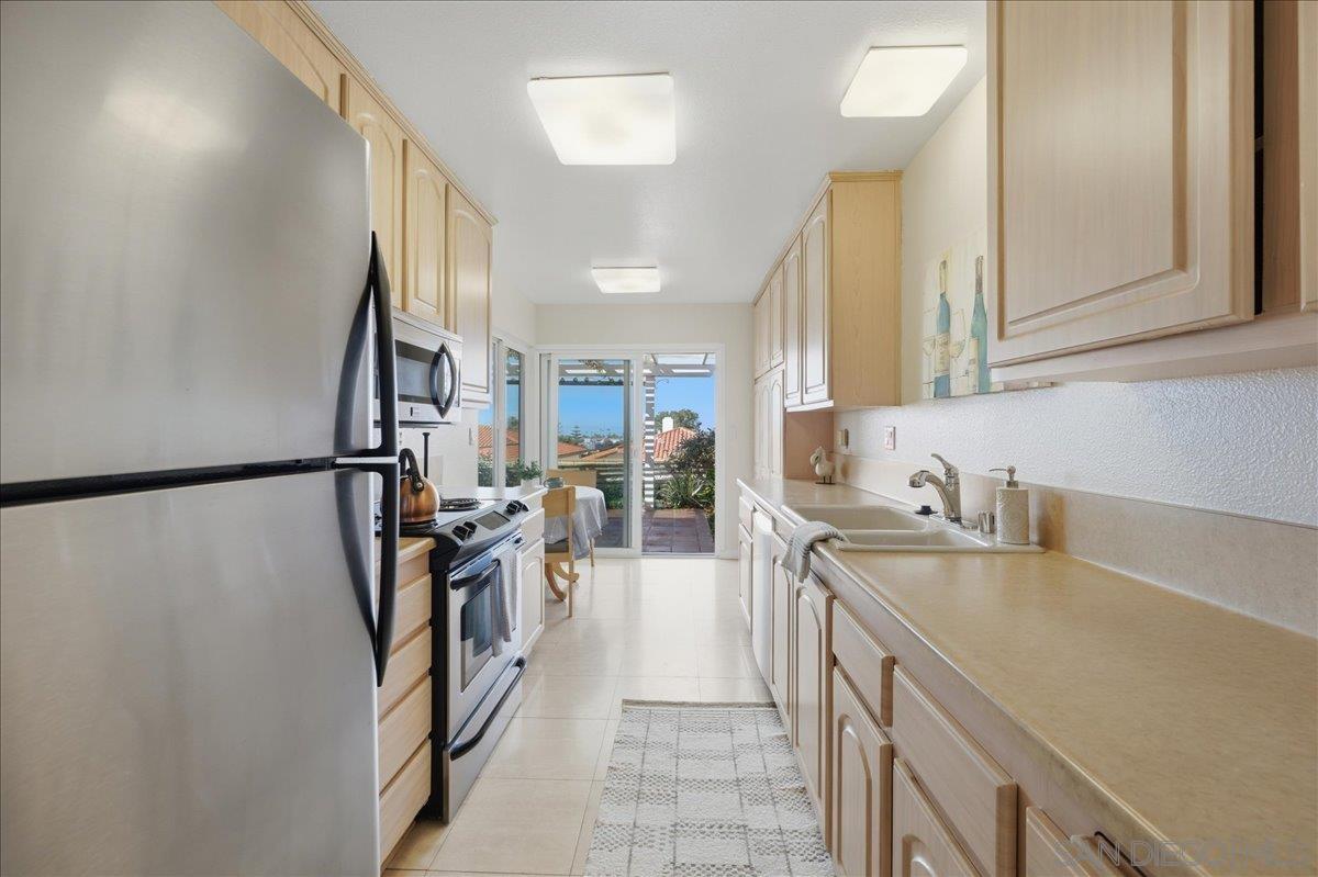 Detail Gallery Image 10 of 27 For 6733  Hyacinth, Carlsbad,  CA 92011 - 2 Beds | 2 Baths