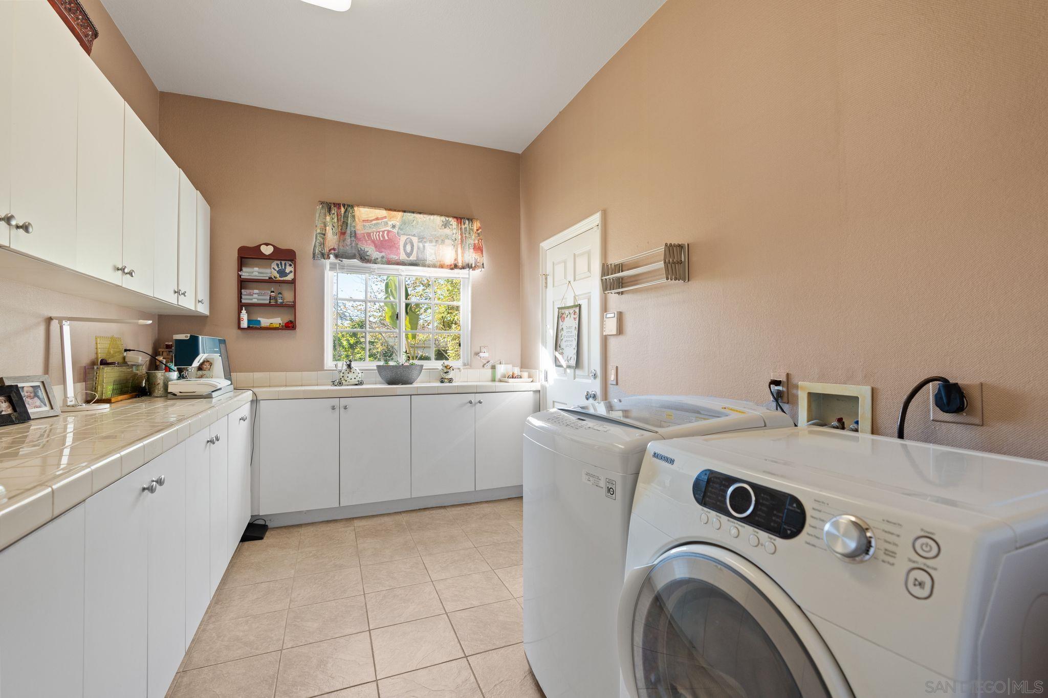 Detail Gallery Image 18 of 48 For 17117  Tallow Tree Lane, San Diego,  CA 92127 - 6 Beds | 5/1 Baths