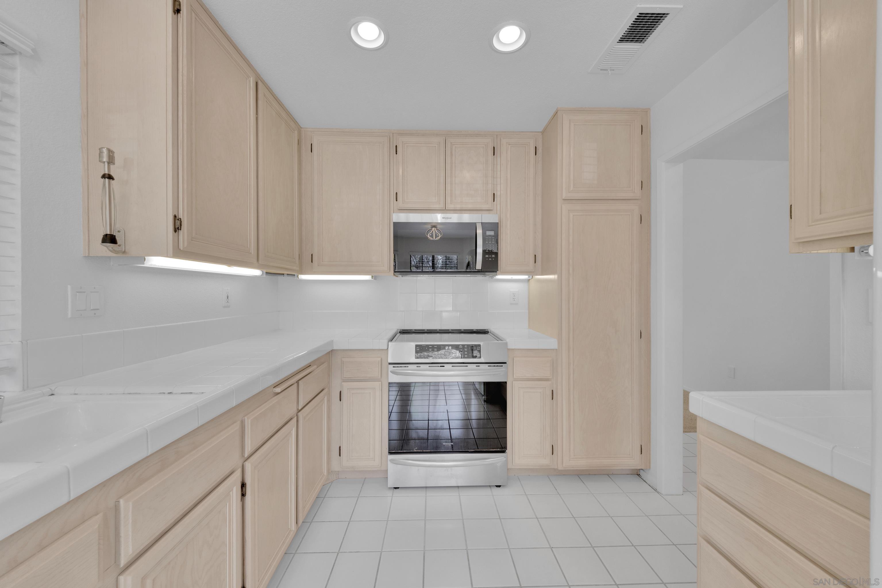 Detail Gallery Image 15 of 55 For 11604  Springside Rd, San Diego,  CA 92128 - 3 Beds | 2 Baths