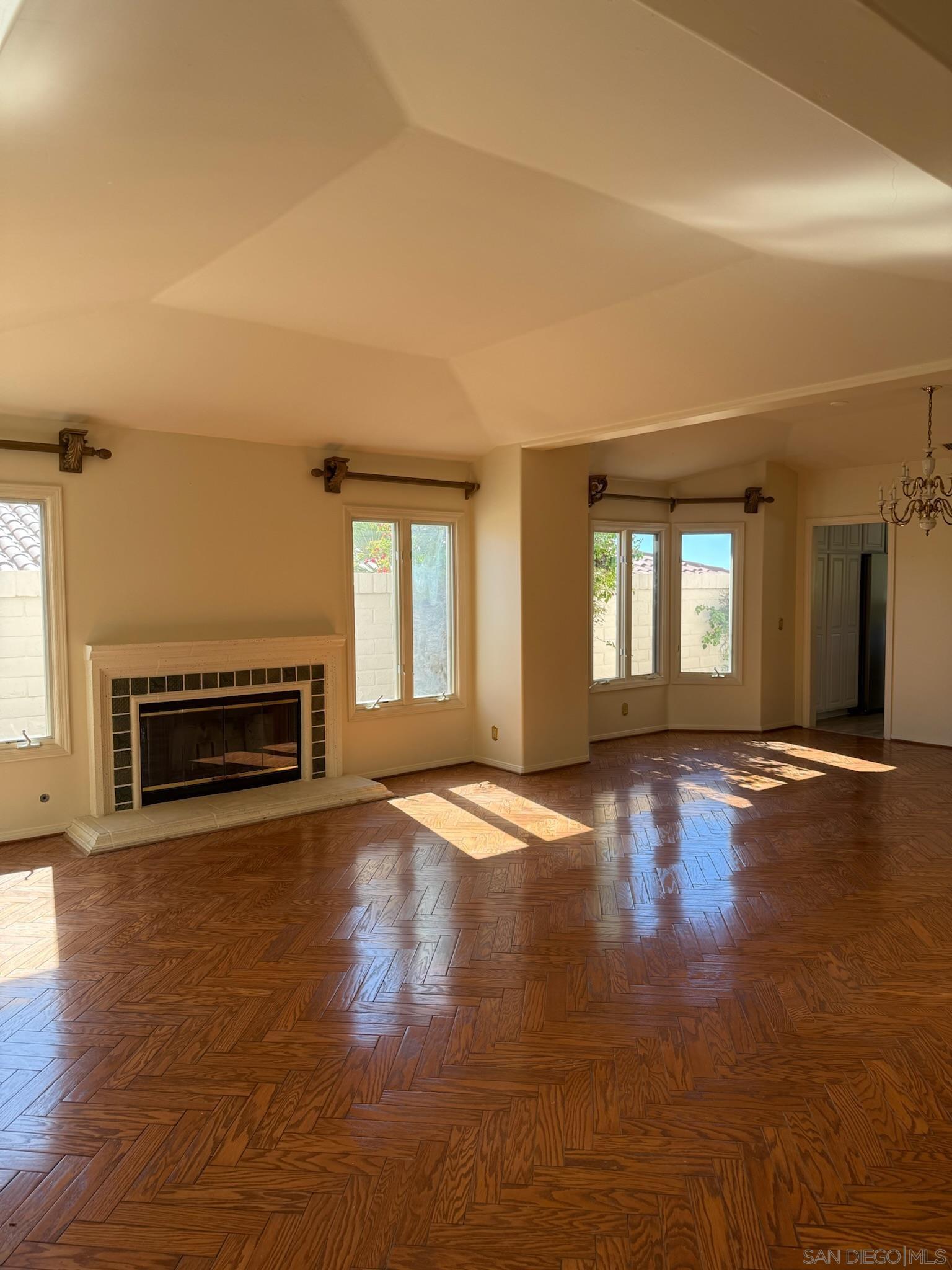 Detail Gallery Image 15 of 52 For 5574  Caminito Genio, La Jolla,  CA 92037 - 4 Beds | 2/1 Baths