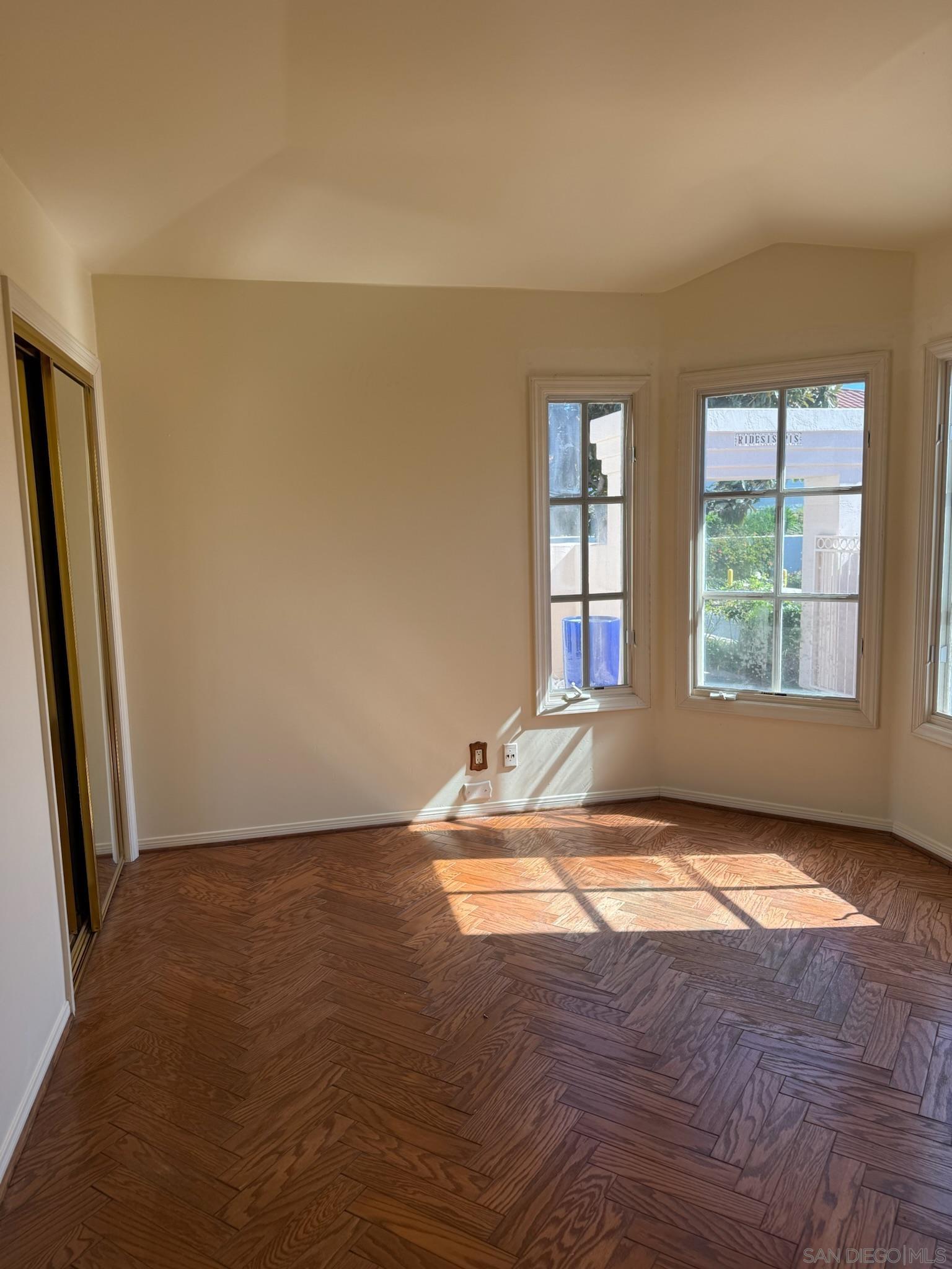 Detail Gallery Image 17 of 52 For 5574  Caminito Genio, La Jolla,  CA 92037 - 4 Beds | 2/1 Baths