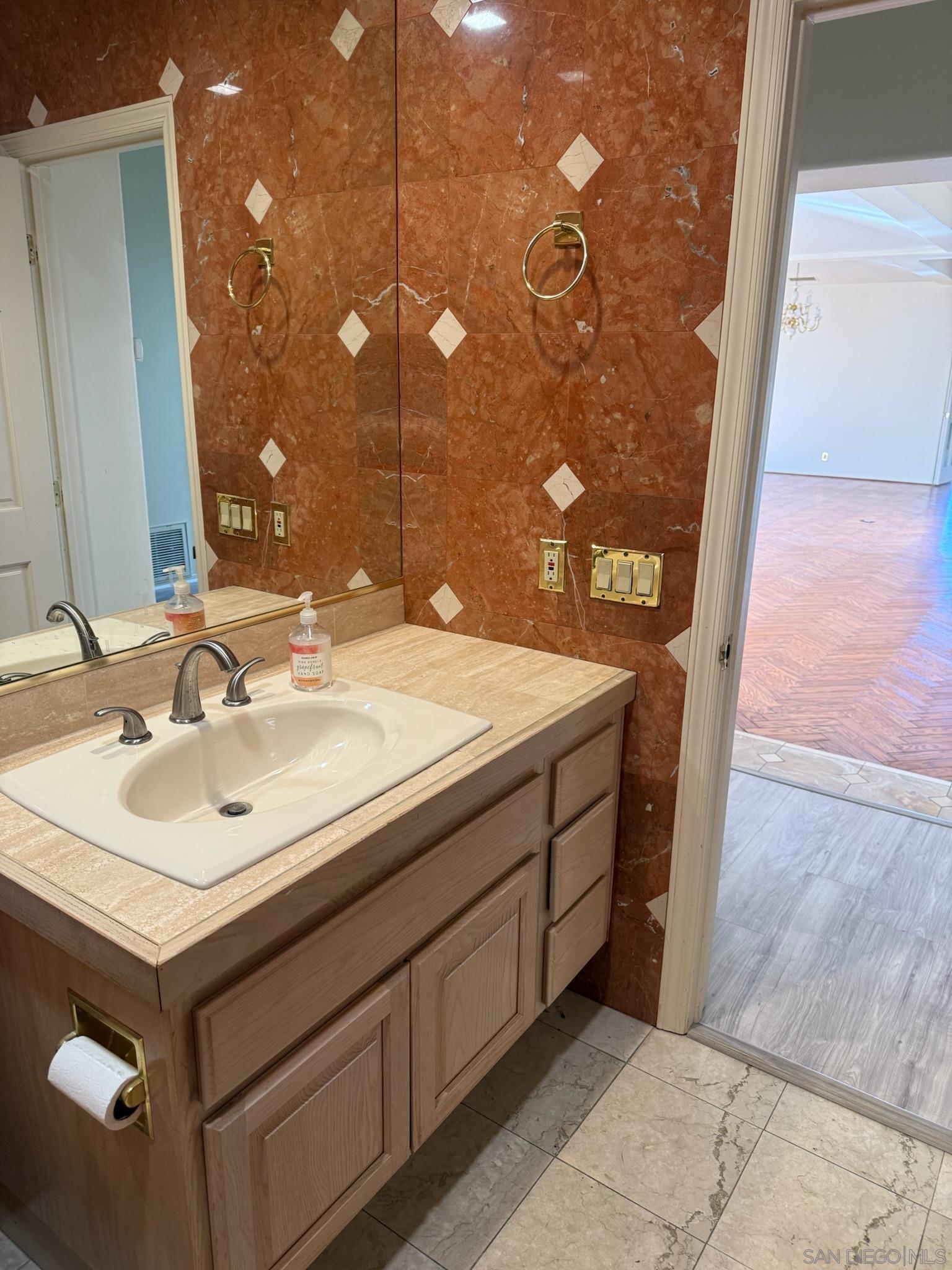 Detail Gallery Image 19 of 52 For 5574  Caminito Genio, La Jolla,  CA 92037 - 4 Beds | 2/1 Baths