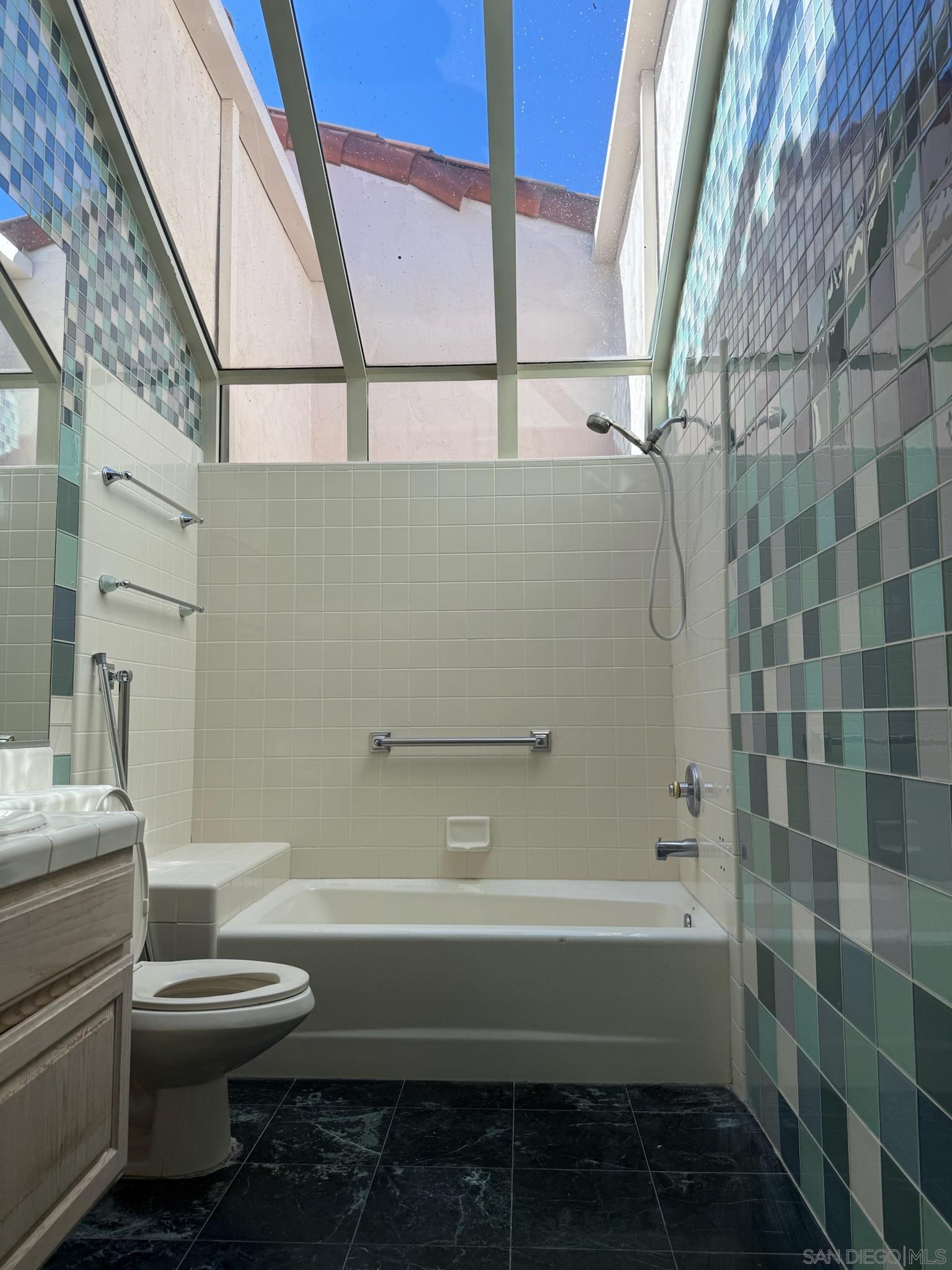 Detail Gallery Image 25 of 52 For 5574  Caminito Genio, La Jolla,  CA 92037 - 4 Beds | 2/1 Baths