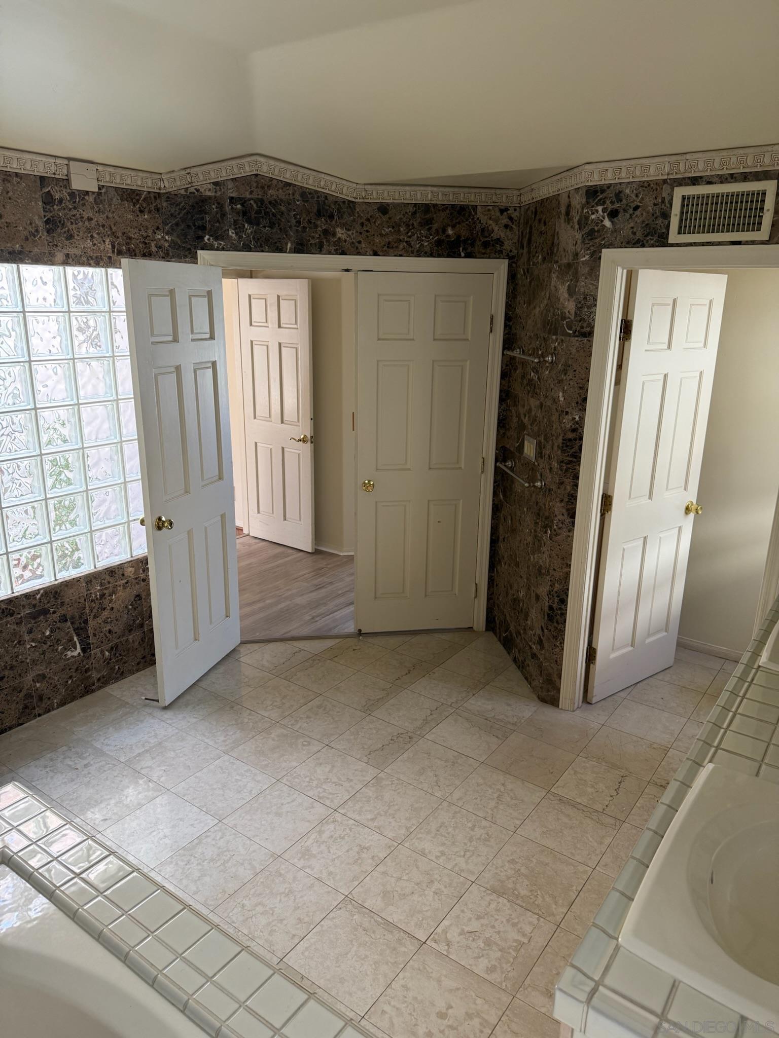 Detail Gallery Image 29 of 52 For 5574  Caminito Genio, La Jolla,  CA 92037 - 4 Beds | 2/1 Baths