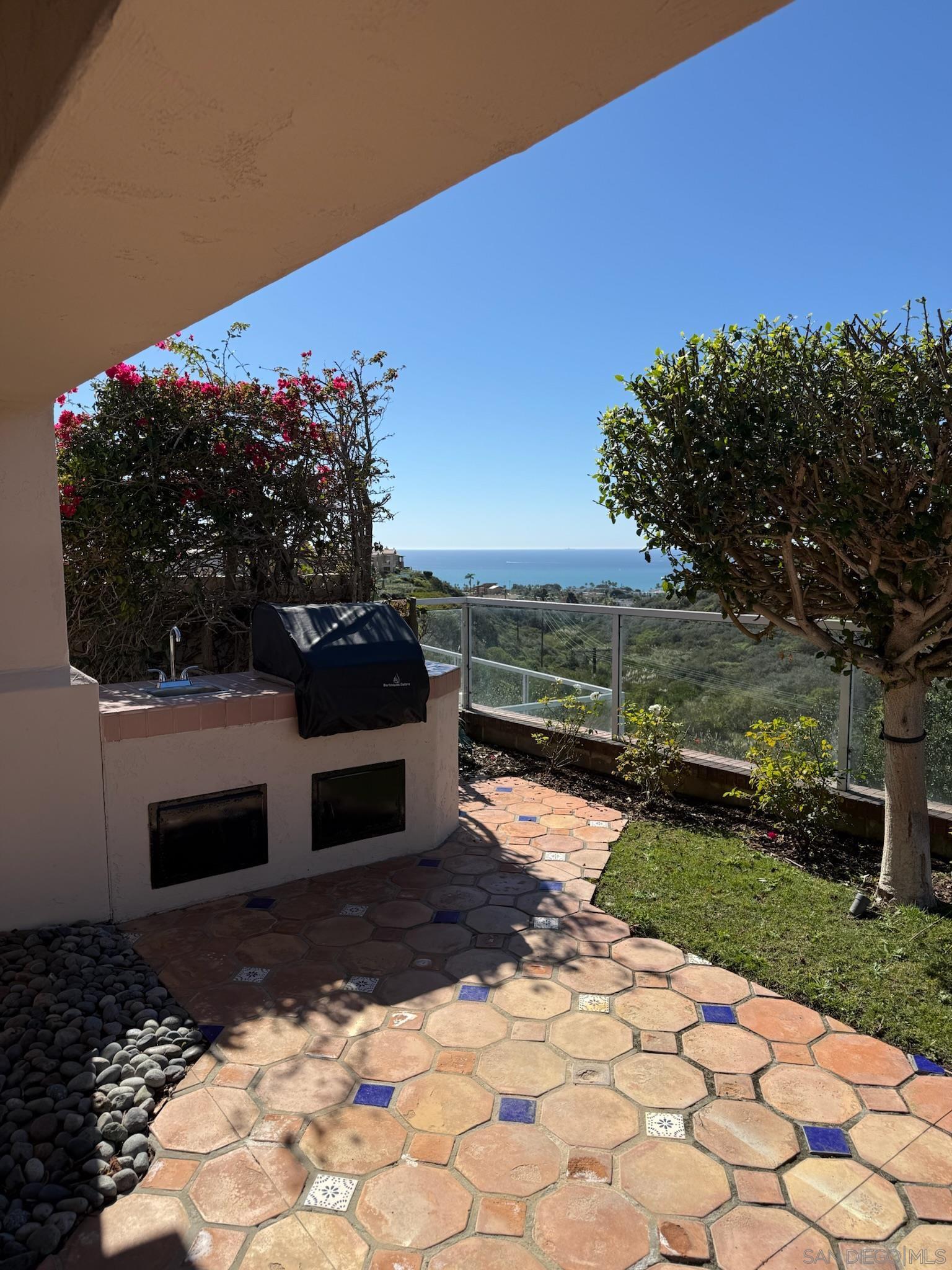 Detail Gallery Image 4 of 52 For 5574  Caminito Genio, La Jolla,  CA 92037 - 4 Beds | 2/1 Baths