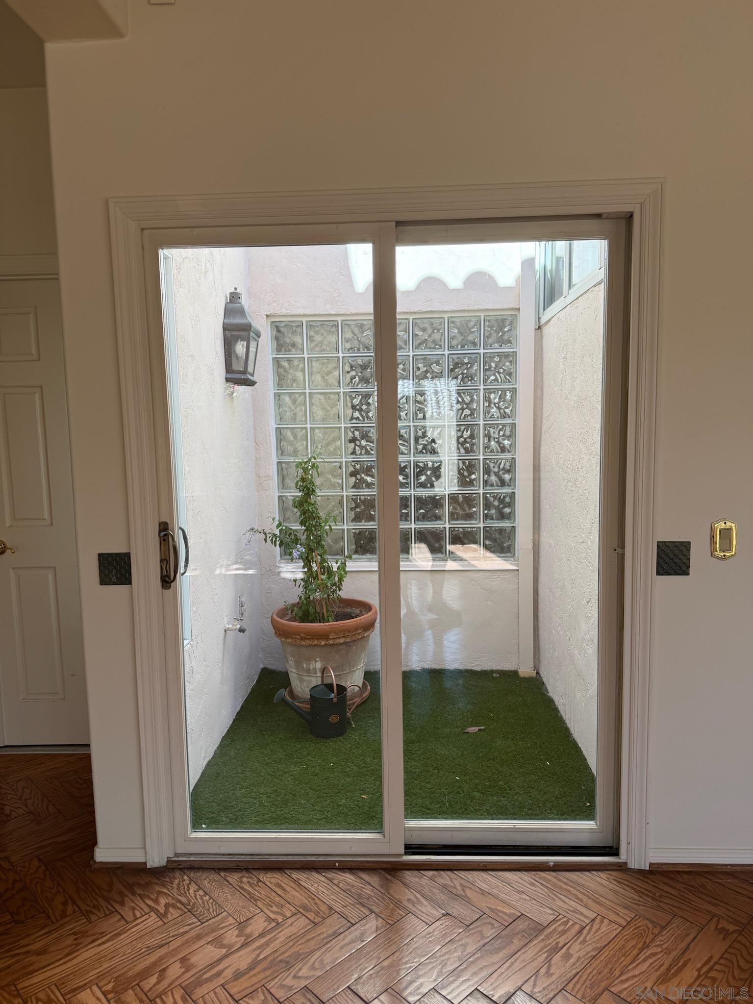 Detail Gallery Image 9 of 52 For 5574  Caminito Genio, La Jolla,  CA 92037 - 4 Beds | 2/1 Baths