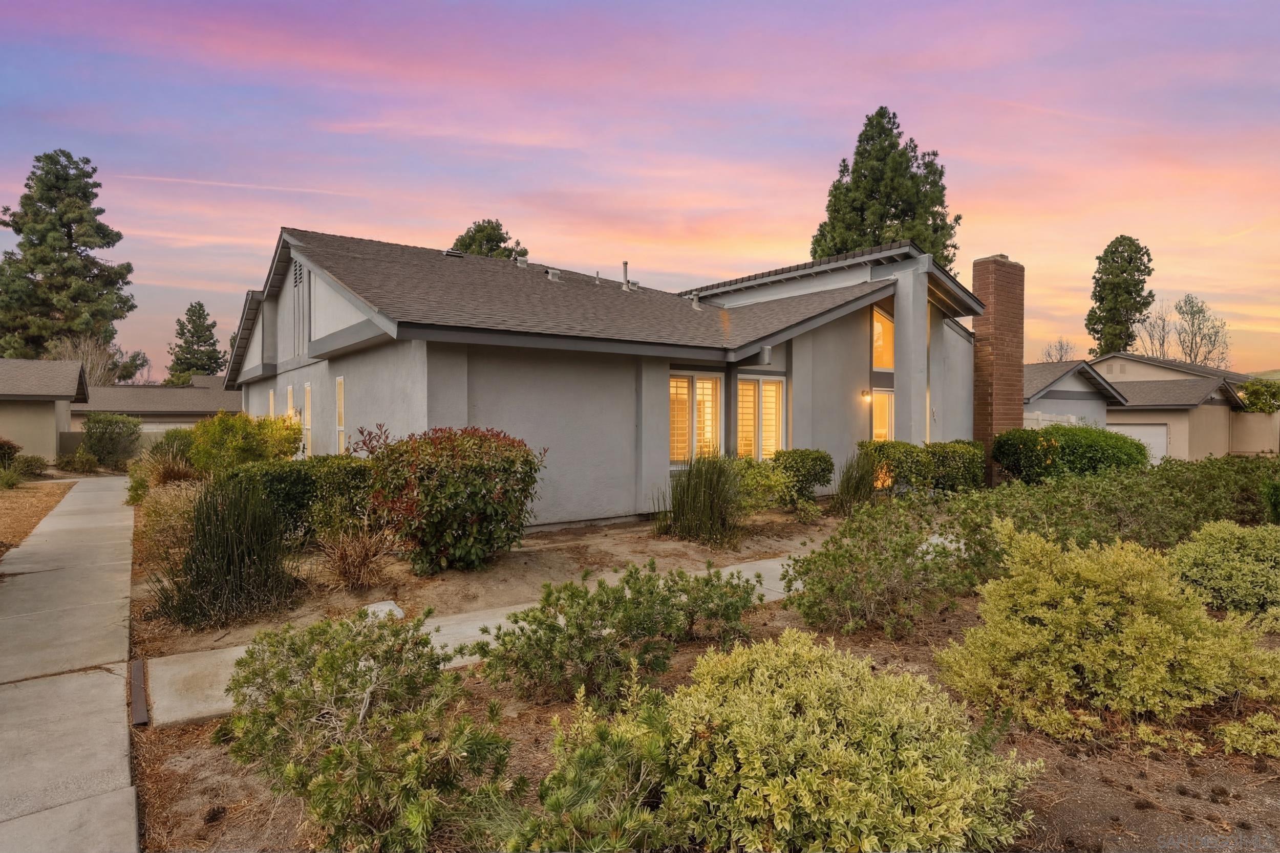 Detail Gallery Image 2 of 27 For 670  Kumquat Way, Oceanside,  CA 92058 - 3 Beds | 2 Baths