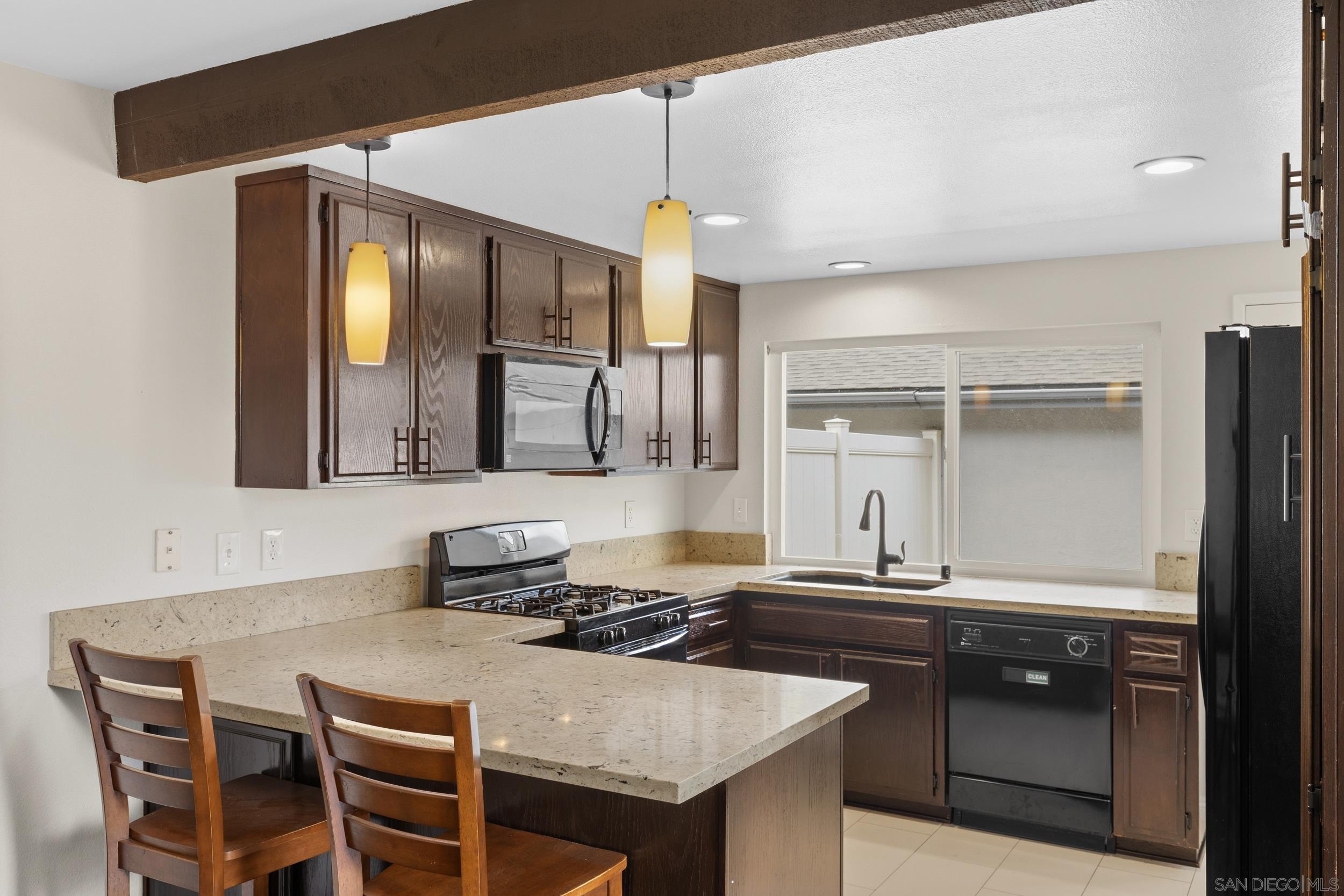 Detail Gallery Image 11 of 27 For 670  Kumquat Way, Oceanside,  CA 92058 - 3 Beds | 2 Baths