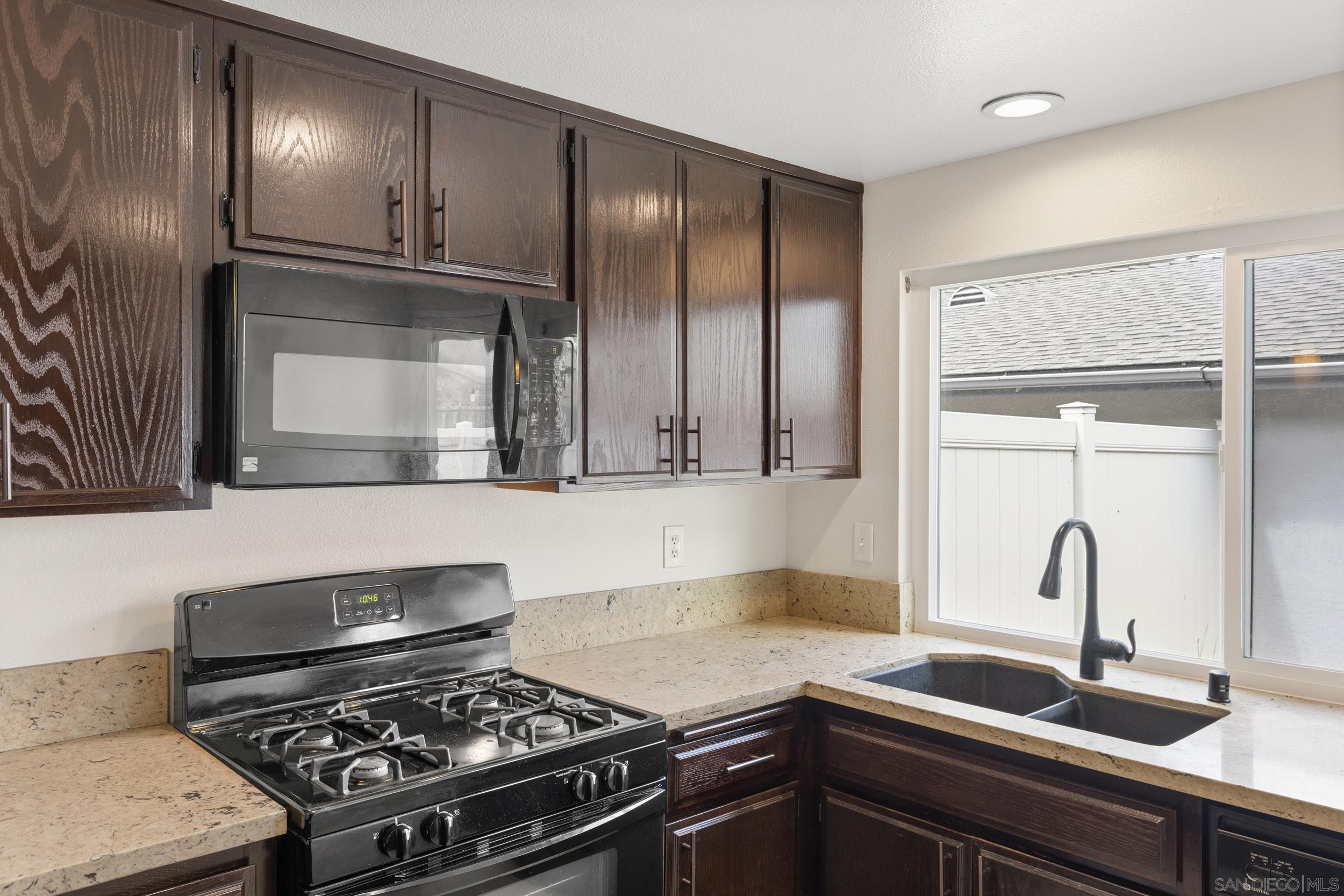 Detail Gallery Image 12 of 27 For 670  Kumquat Way, Oceanside,  CA 92058 - 3 Beds | 2 Baths