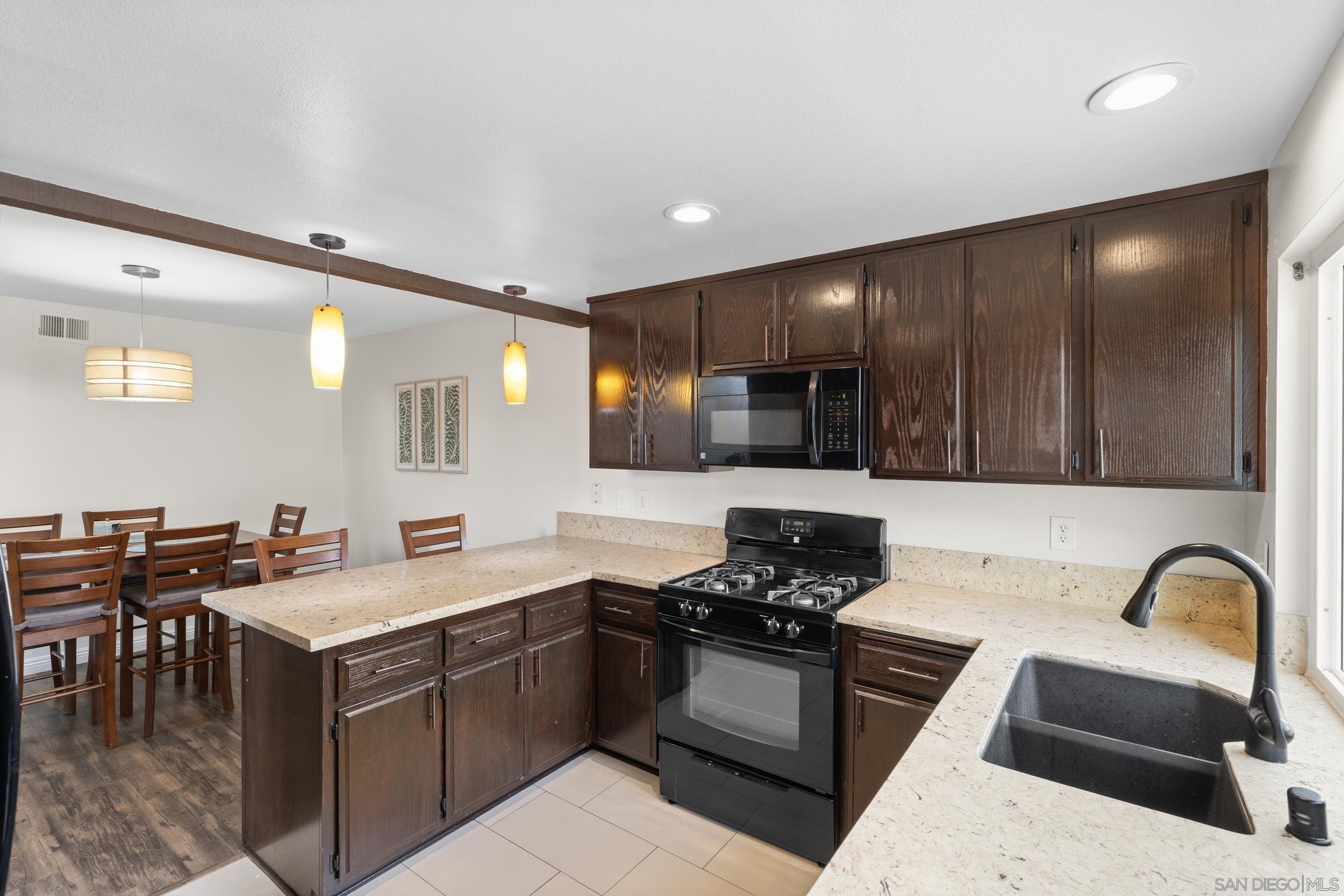 Detail Gallery Image 10 of 27 For 670  Kumquat Way, Oceanside,  CA 92058 - 3 Beds | 2 Baths