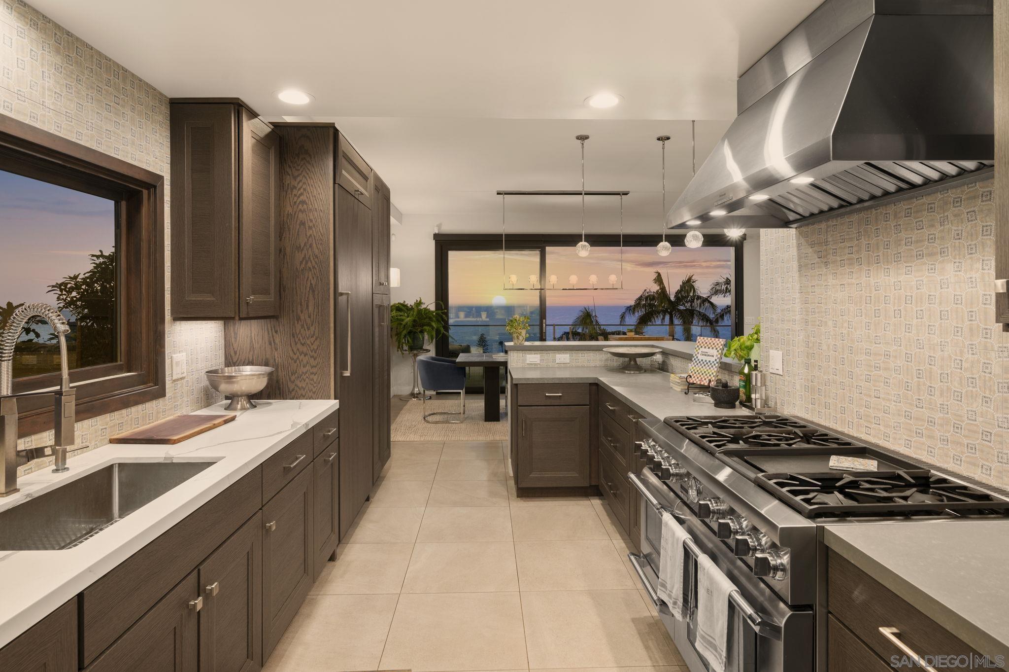 Detail Gallery Image 4 of 13 For 1586  Crespo Dr, La Jolla,  CA 92037 - 3 Beds | 3/1 Baths